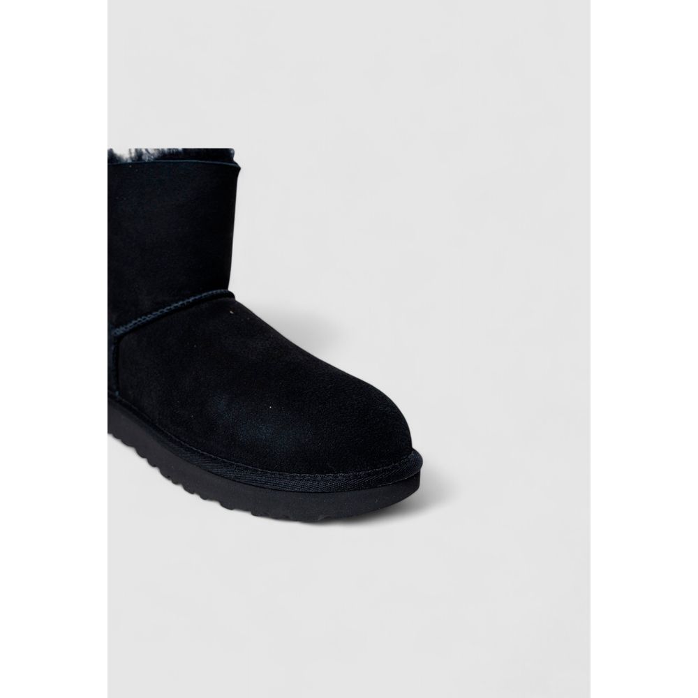 Cizmă UGG neagră din piele întoarsă