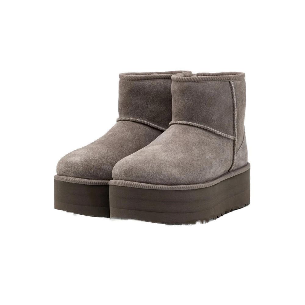 UGG Stiefel aus Wildleder in Grau