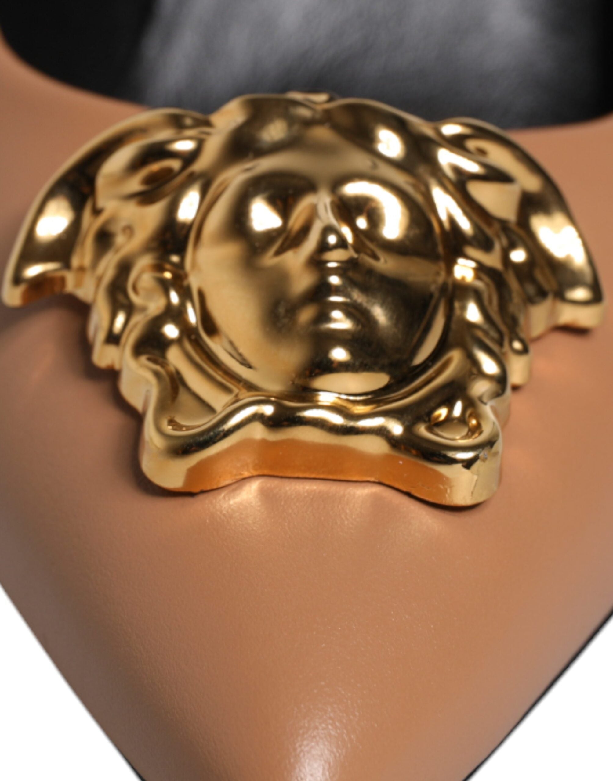 Versace – Pumps mit Logo-Schild aus braunem Leder