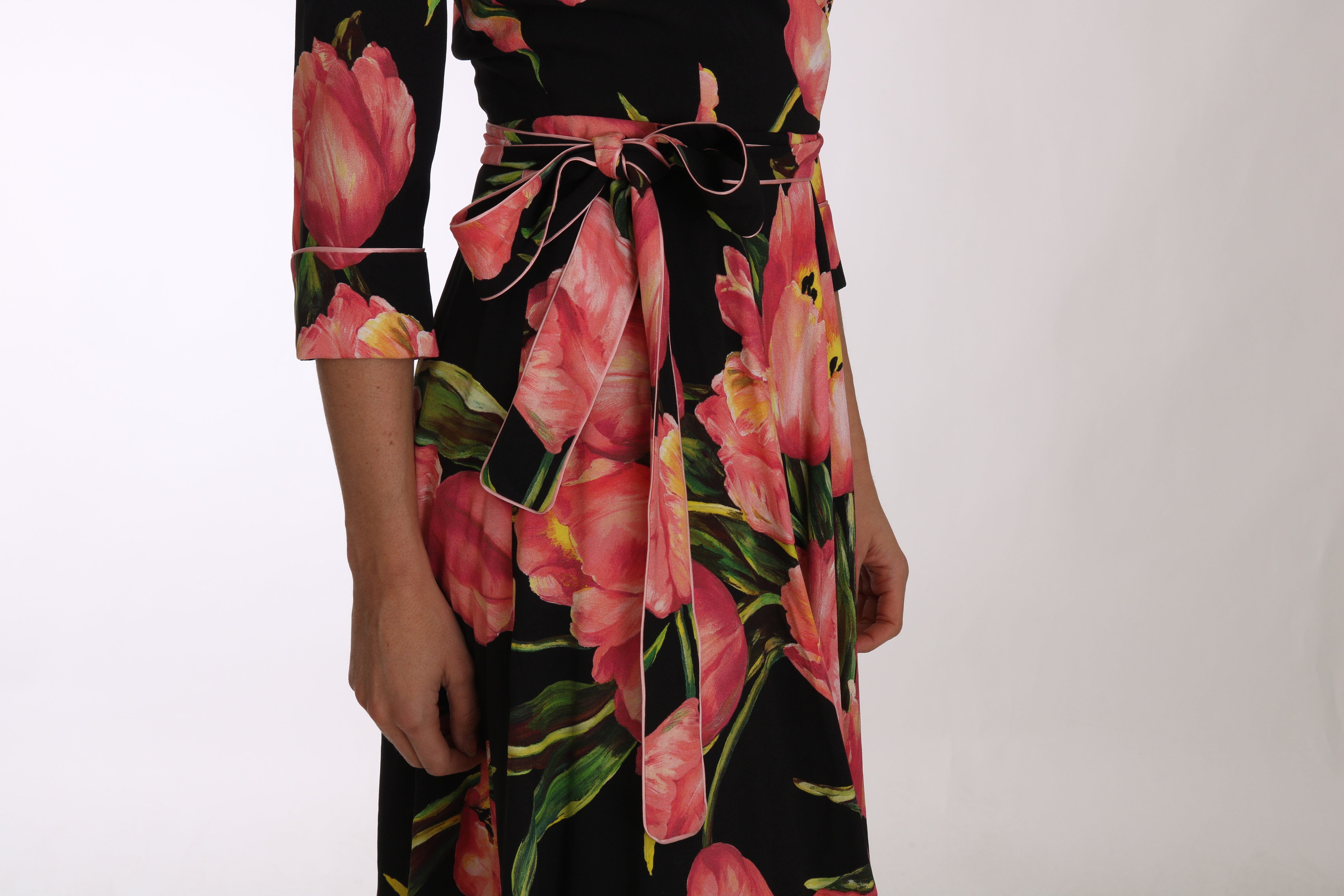 Dolce & Gabbana Elegantes schwarzes Etuikleid mit rosa Tulpen-Print