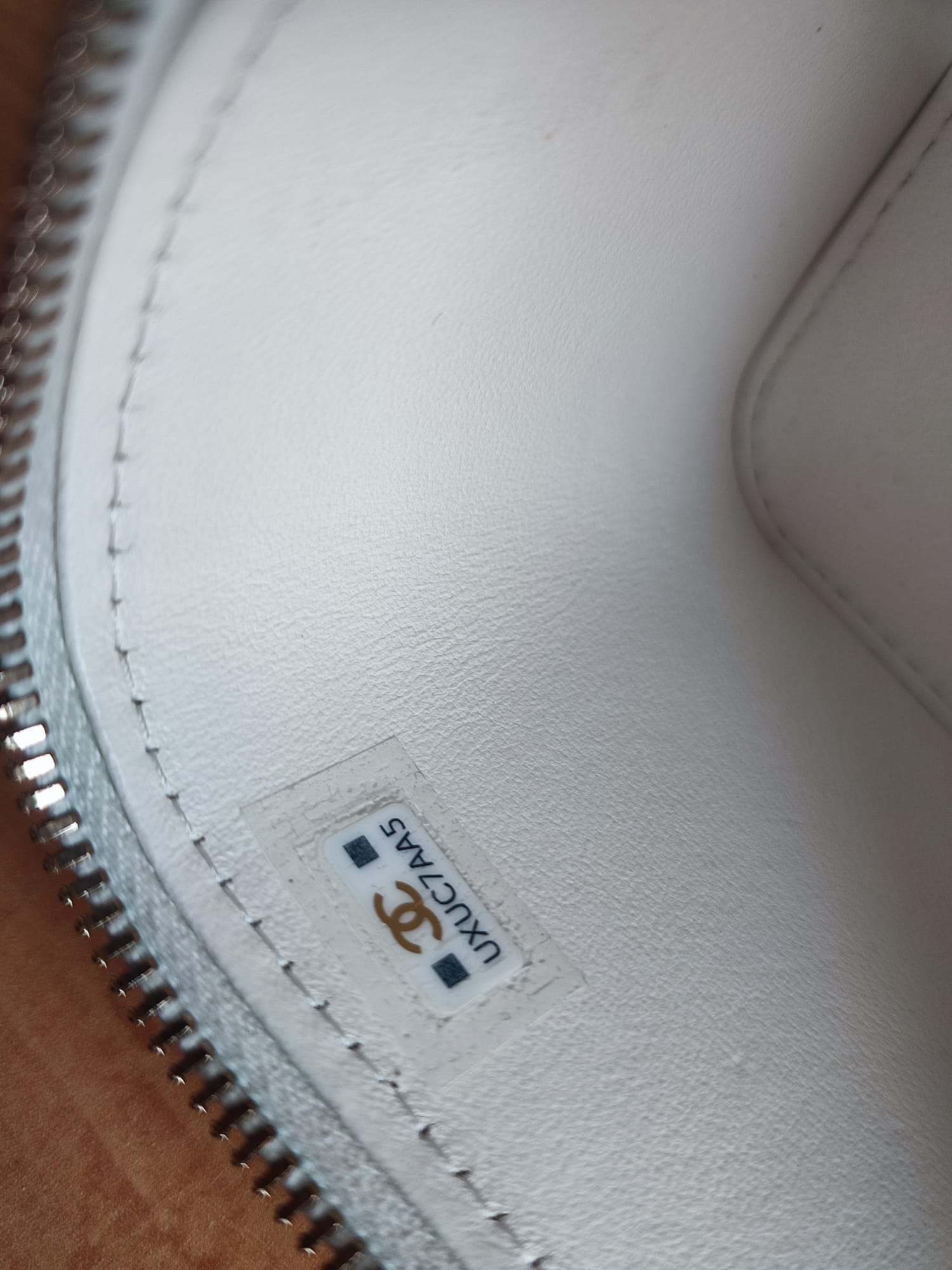 Chanel Kosmetikspiegel aus weißem Matelassé-Lammleder mit Goldkette