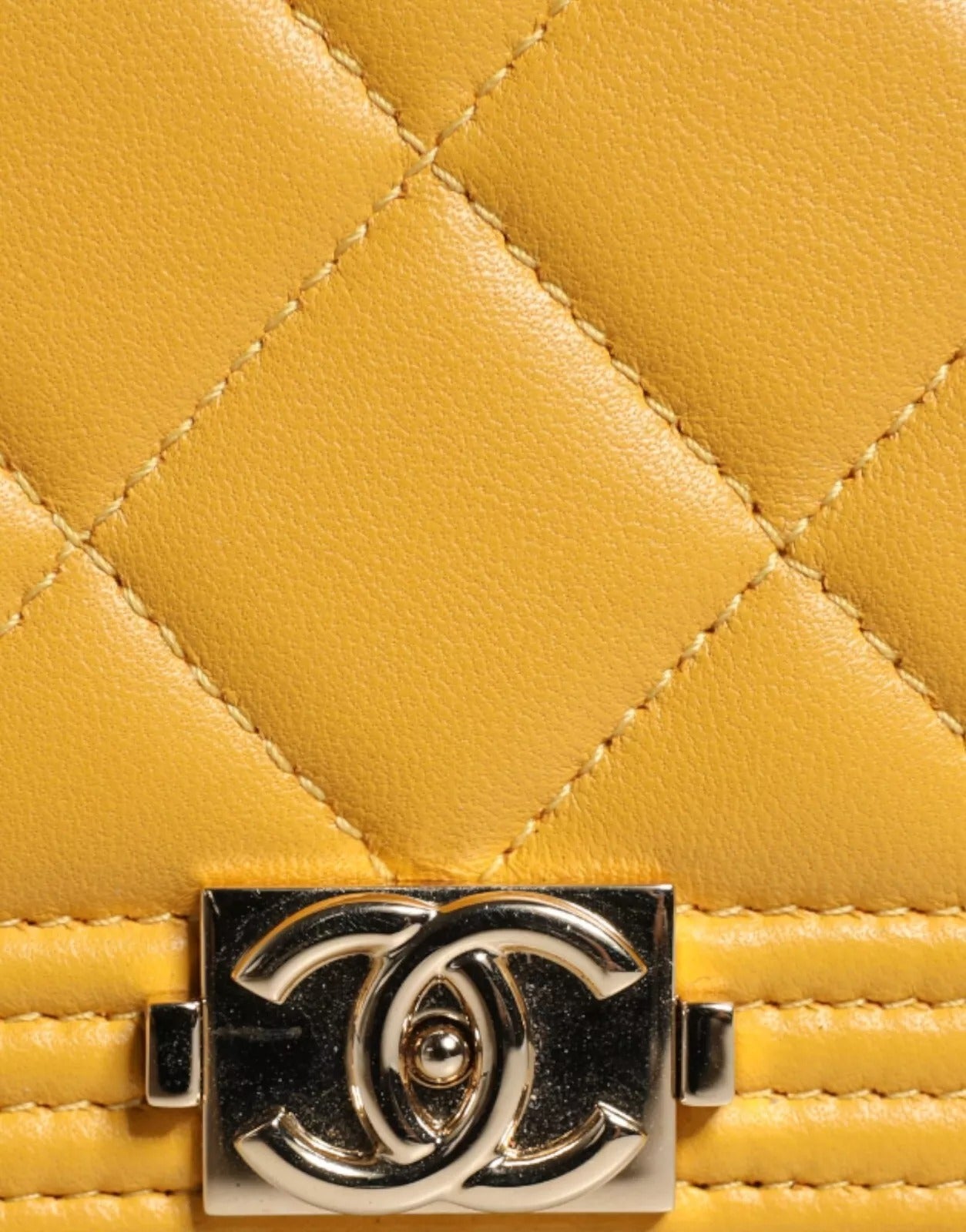 Chanel Gelbes gestepptes Leder CC Logo Continental Reißverschluss-Geldbörse