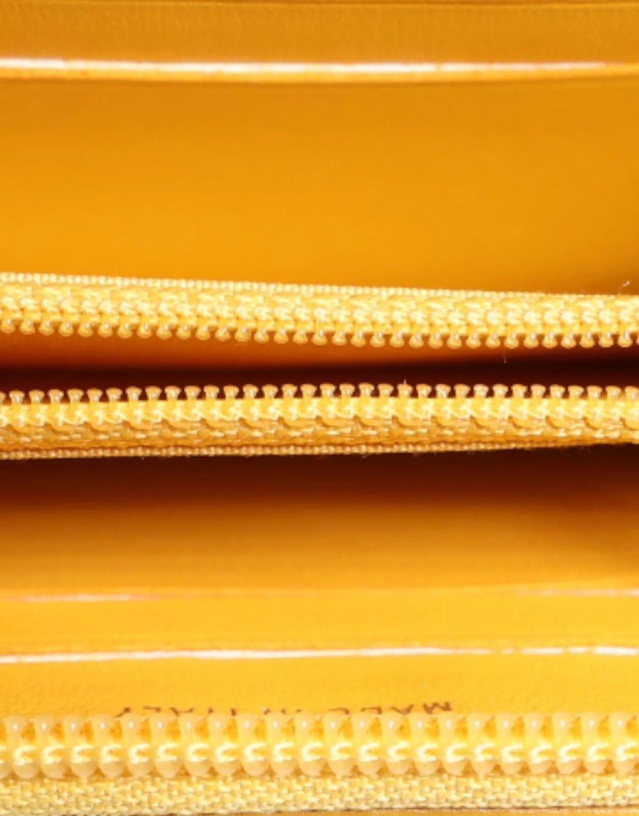 Chanel Gelbes gestepptes Leder CC Logo Continental Reißverschluss-Geldbörse
