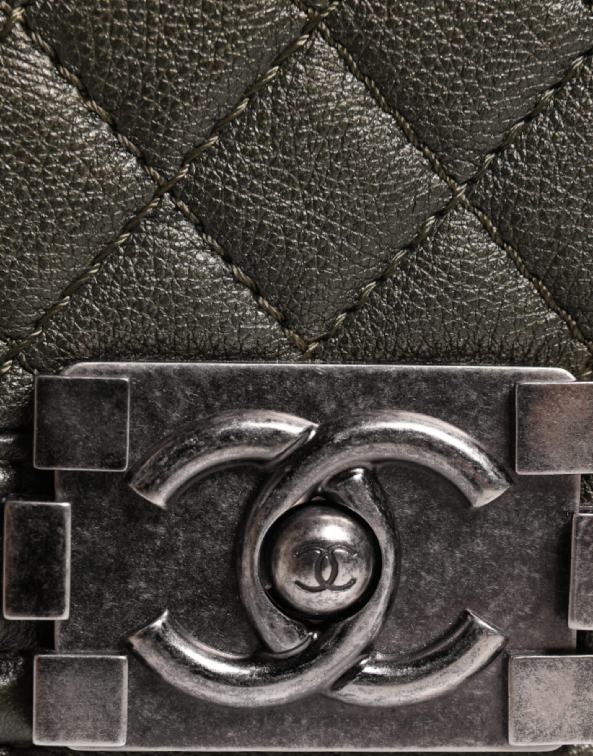 Chanel Dunkelgrüne Leder-Umhängetasche Graue Metall-Handtasche