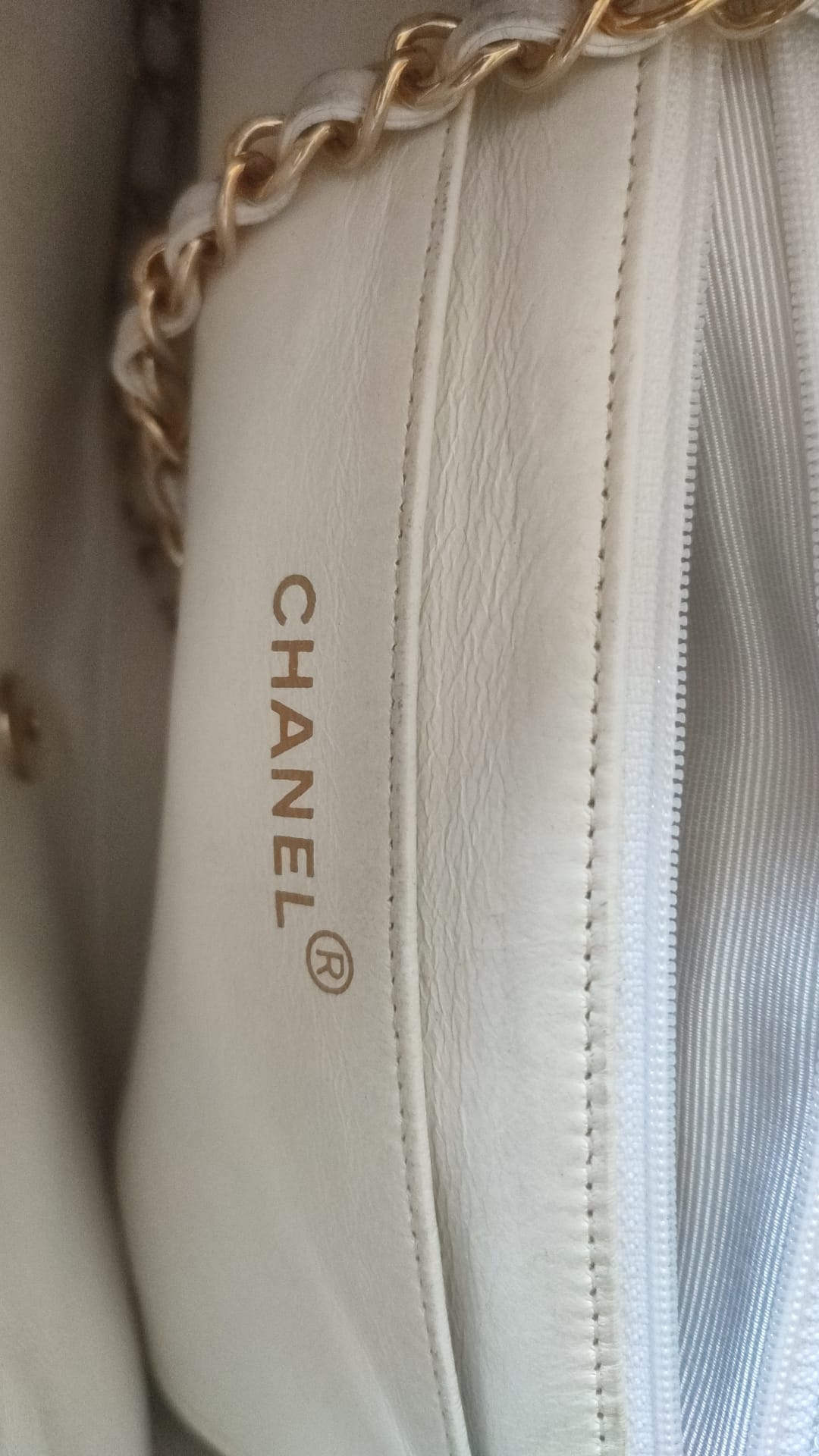Chanel Weiße mittelgroße klassische DIANA-Umhängetasche, vergoldete Handtasche