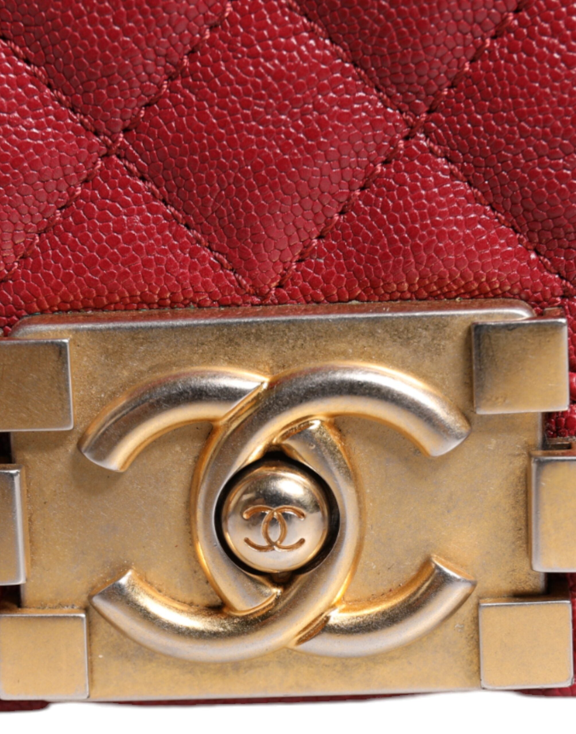 Chanel – Mittlere Umhängetasche aus rotem Lammleder mit doppelter Goldkette