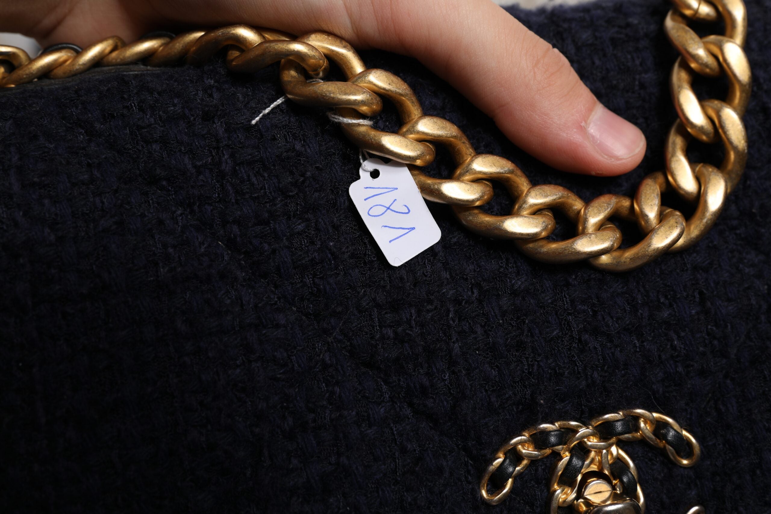 Chanel Dunkelblaue CC-Umhängetasche aus Tweed mit mittlerer Klappe und goldgrauer Kette