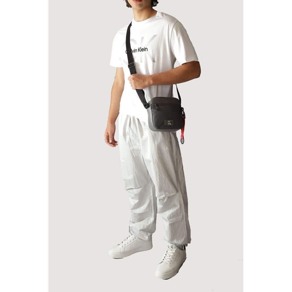 Calvin Klein – Graue Messenger-Tasche aus recyceltem Polyester