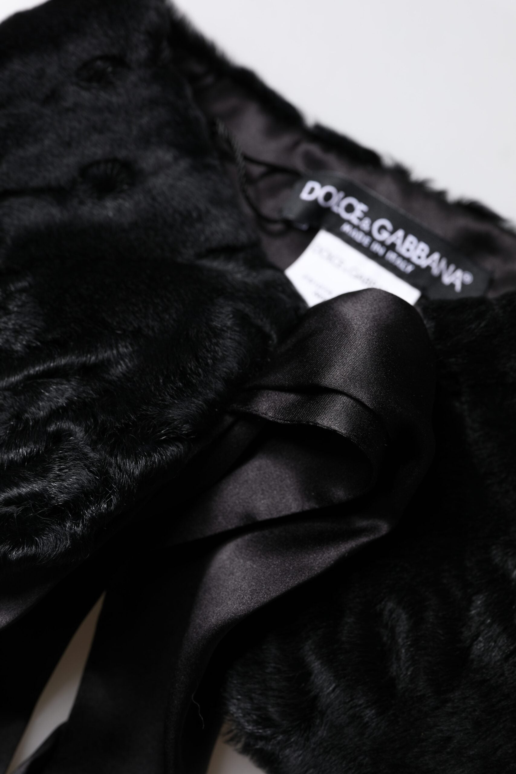 Dolce & Gabbana Eșarfă de iarnă pentru femei cu blană de miel neagră