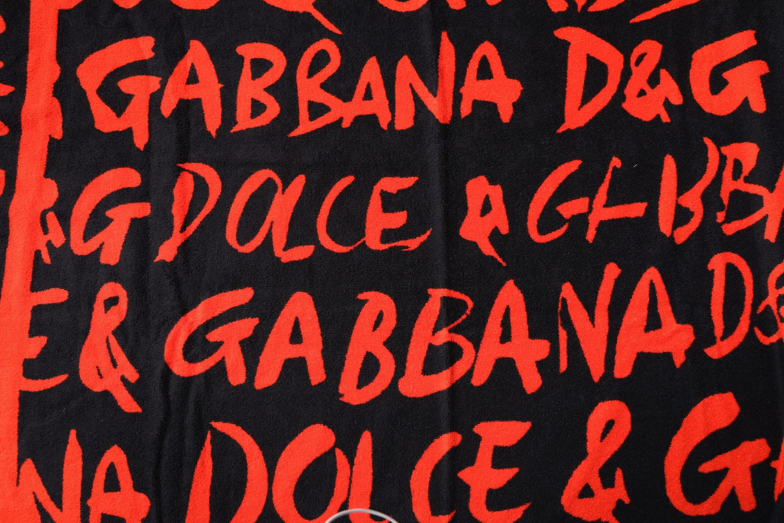 Prosop de plajă din bumbac Dolce & Gabbana, negru și roșu, cu imprimeu de logo