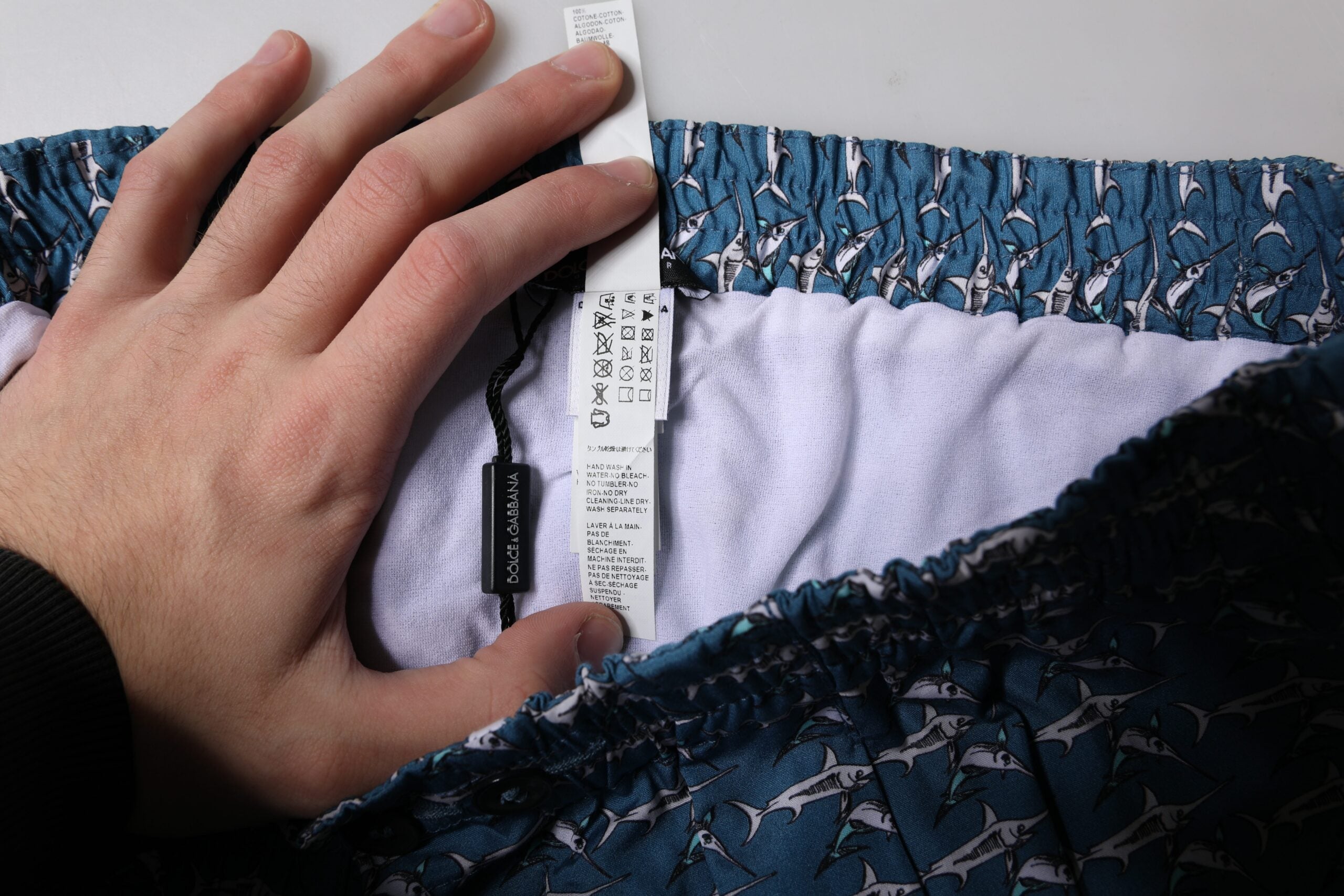 Dolce & Gabbana – Kurze Strandmode mit blauem Hai-Print