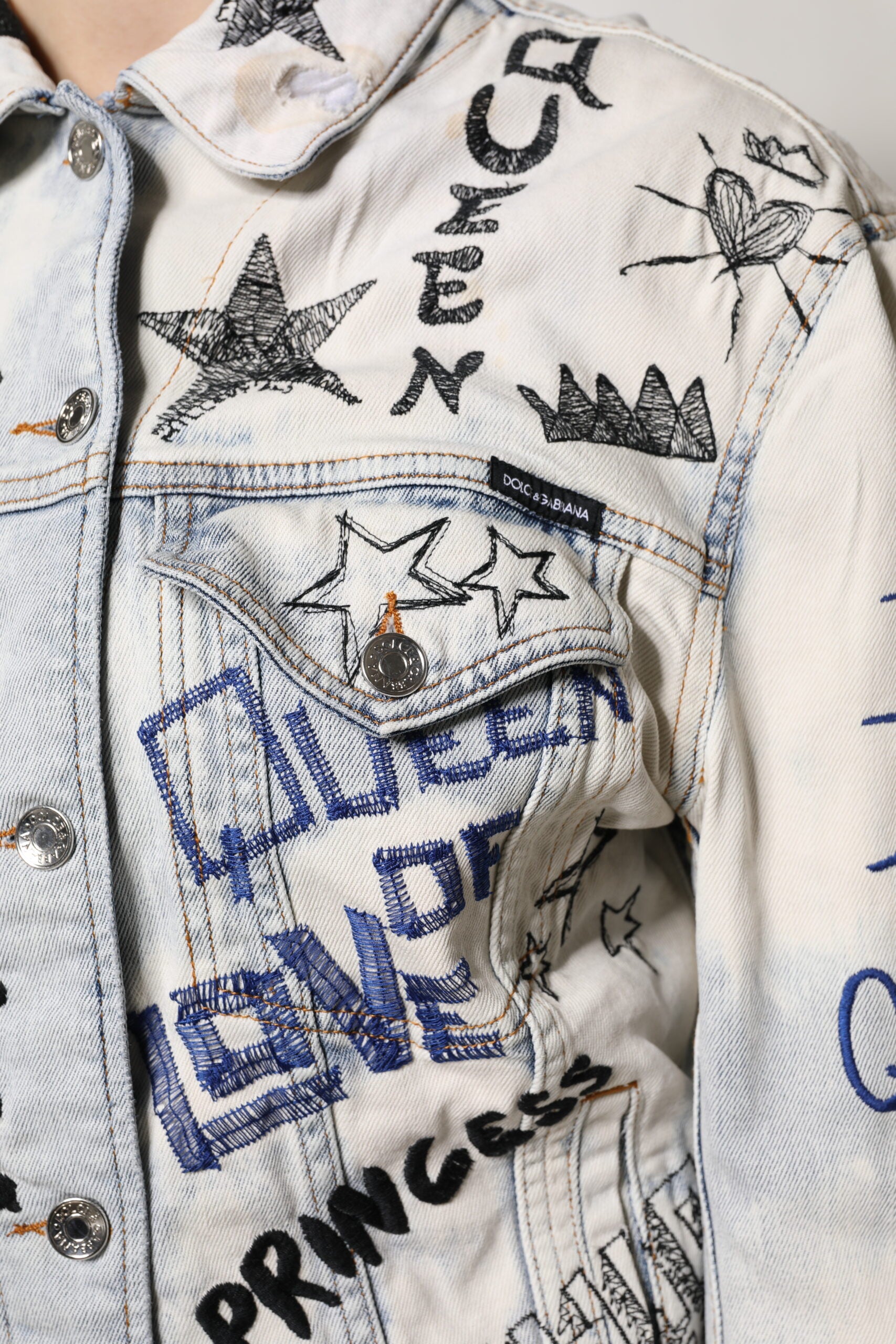 Dolce & Gabbana Hellblaue Jeansjacke mit Graffiti-Knopfleiste