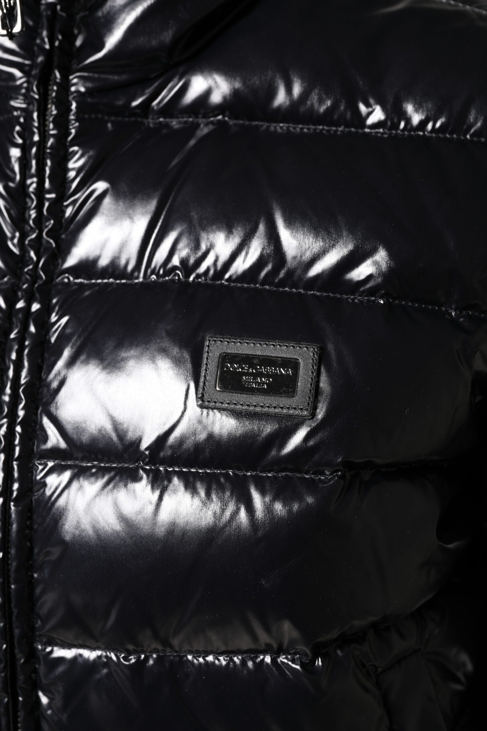 Dolce & Gabbana – Pufferjacke mit durchgehendem Reißverschluss und schwarzem Logo-Schild