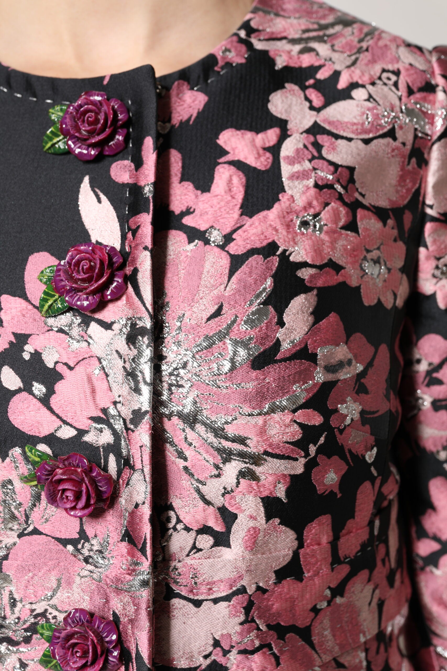 Dolce & Gabbana – Trenchcoatjacke aus Brokat mit Blumenmuster in Rosa und Schwarz