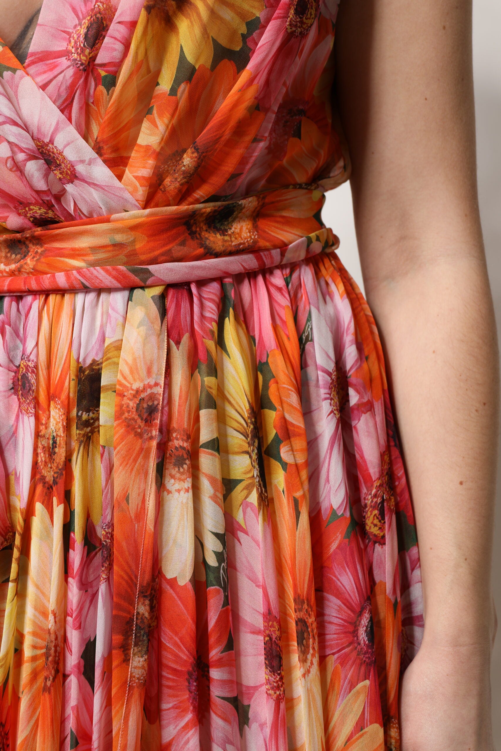 Rochie Dolce & Gabbana din șifon cu decolteu în V și mătase florală multicoloră