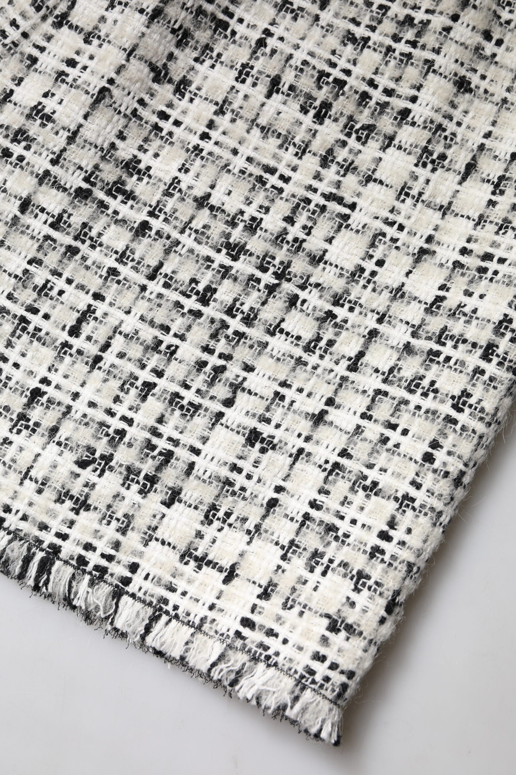Dolce & Gabbana – Weiß-schwarzer Minirock aus Tweed mit hoher Taille und Schottenkaro