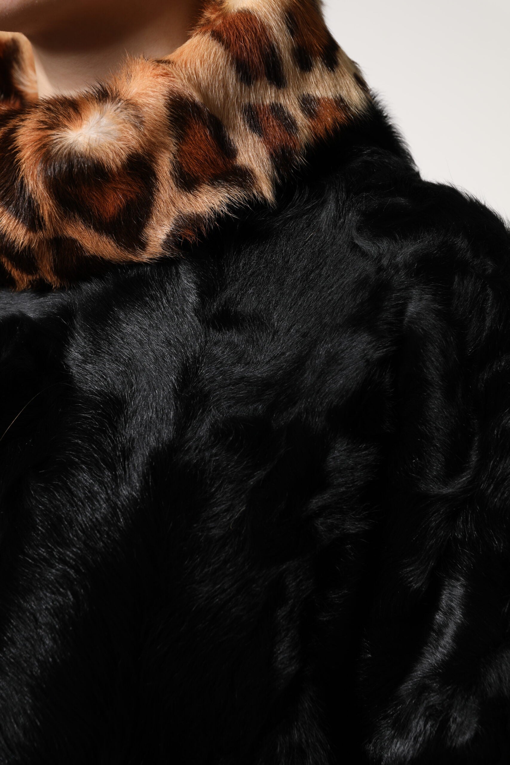 Dolce & Gabbana Schwarze kurze Damenmanteljacke aus Lammfell