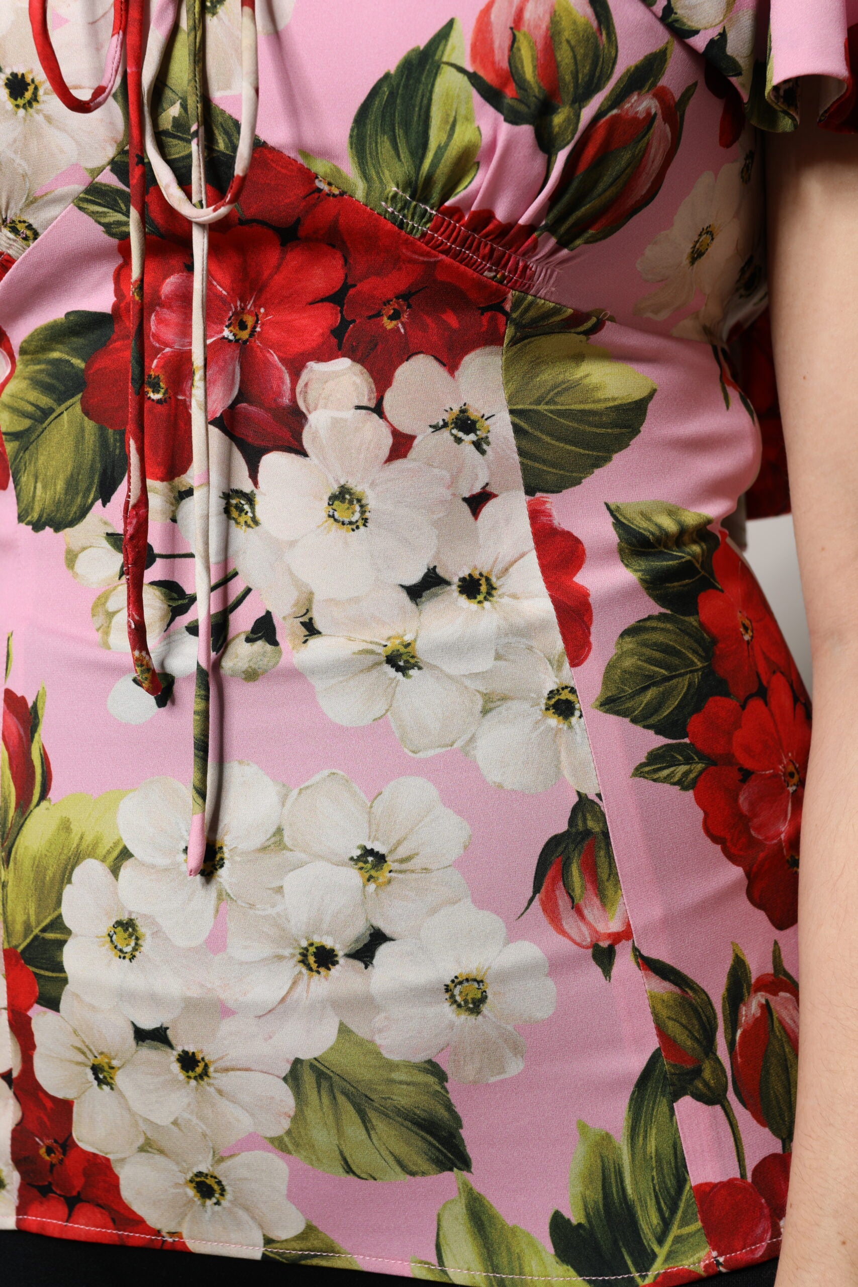 Dolce & Gabbana – Kurzärmliges Blusentop aus Seide mit Blumenmuster in Rosa