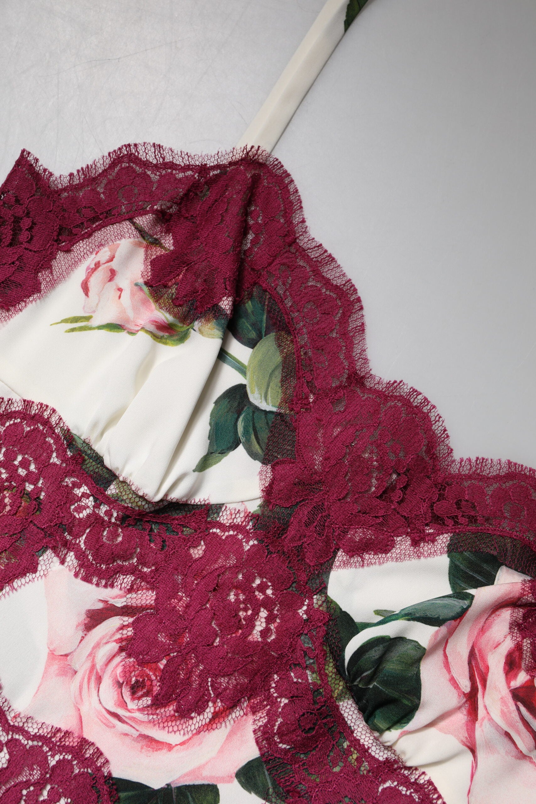Dolce & Gabbana – Weißes Tanktop aus Satin und Spitze mit Rosenprint