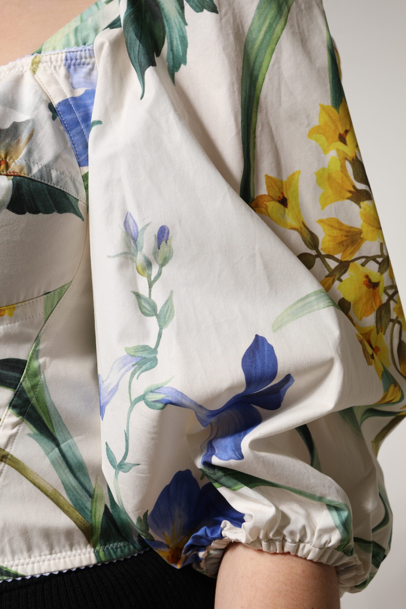 Dolce & Gabbana – Kurze Bluse mit Puffärmeln und Blumenmuster in Weiß