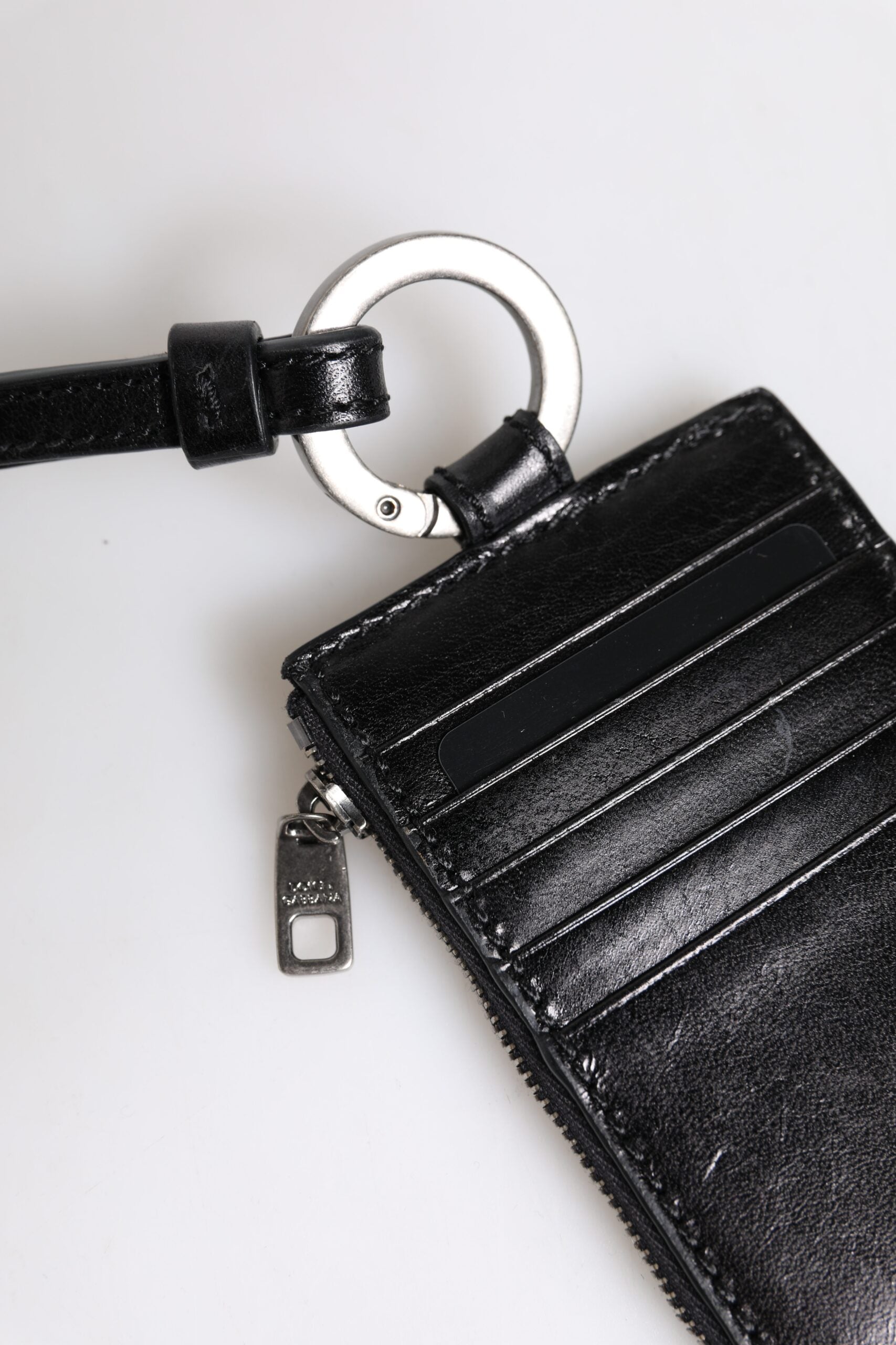 Portofel Dolce & Gabbana din piele neagră cu logo în relief și șnur pentru carduri