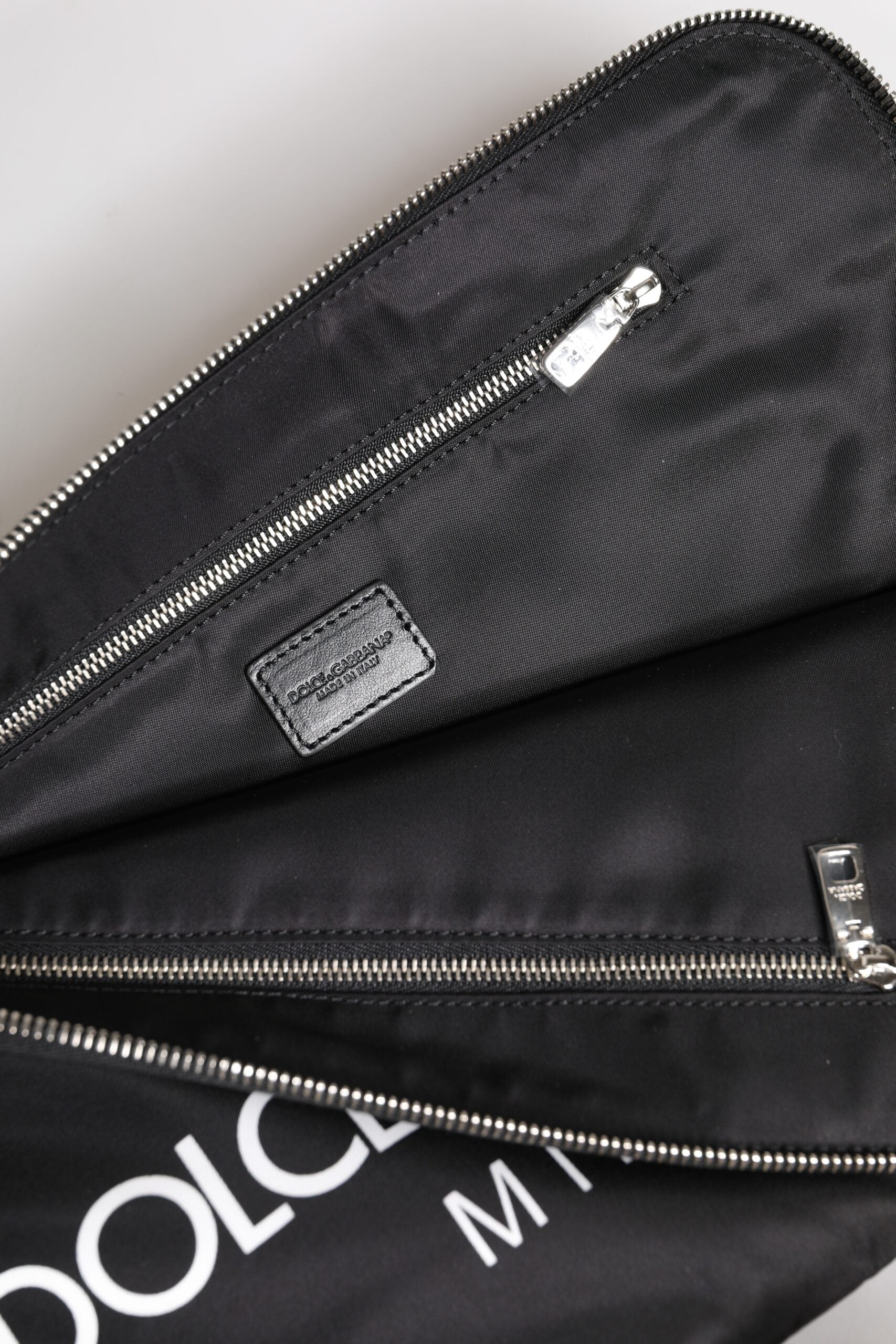 Dolce & Gabbana Schwarze Clutch aus Nylon mit DG Milano-Print