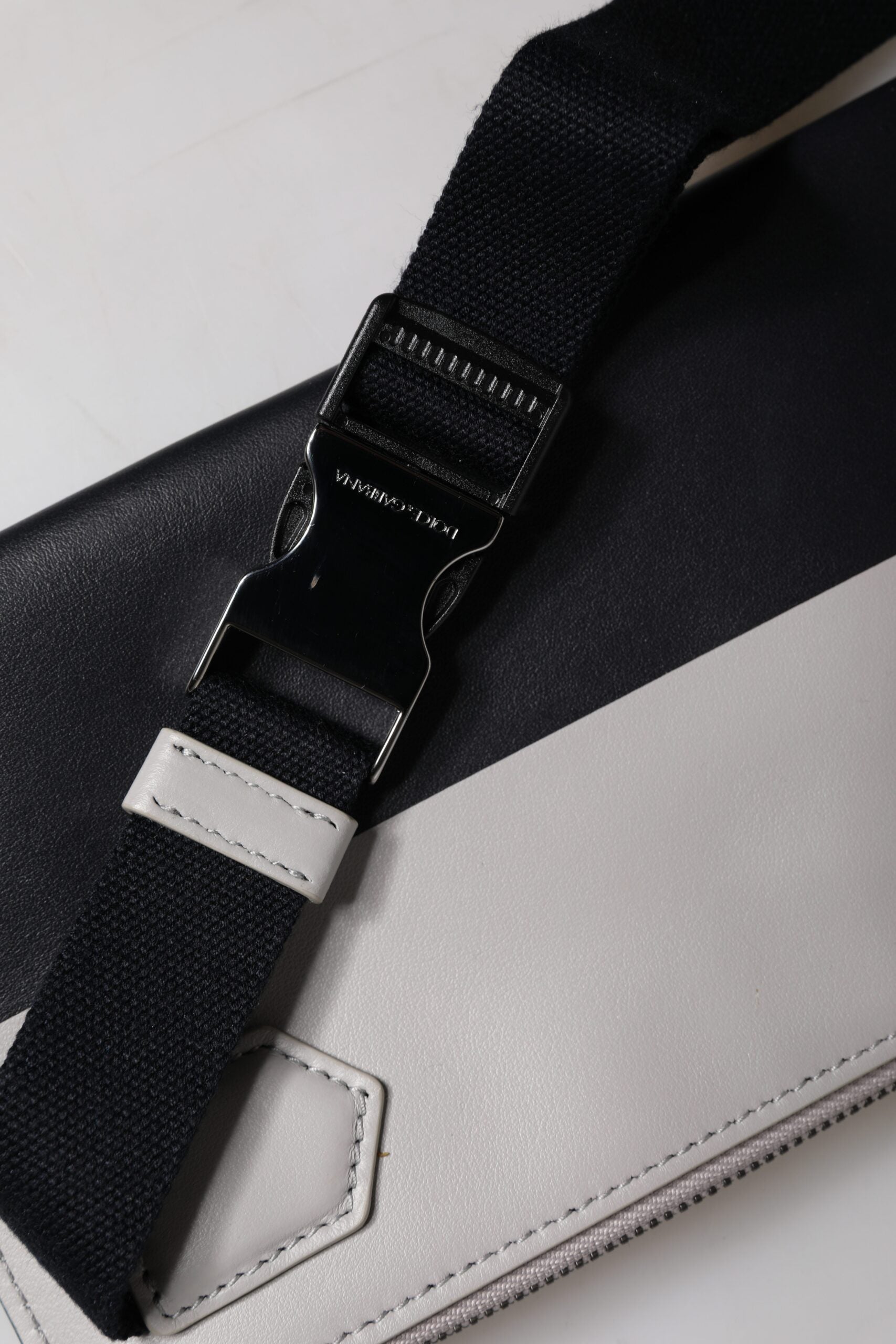 Dolce & Gabbana Geantă crossbody din piele neagră și albă cu logo în relief