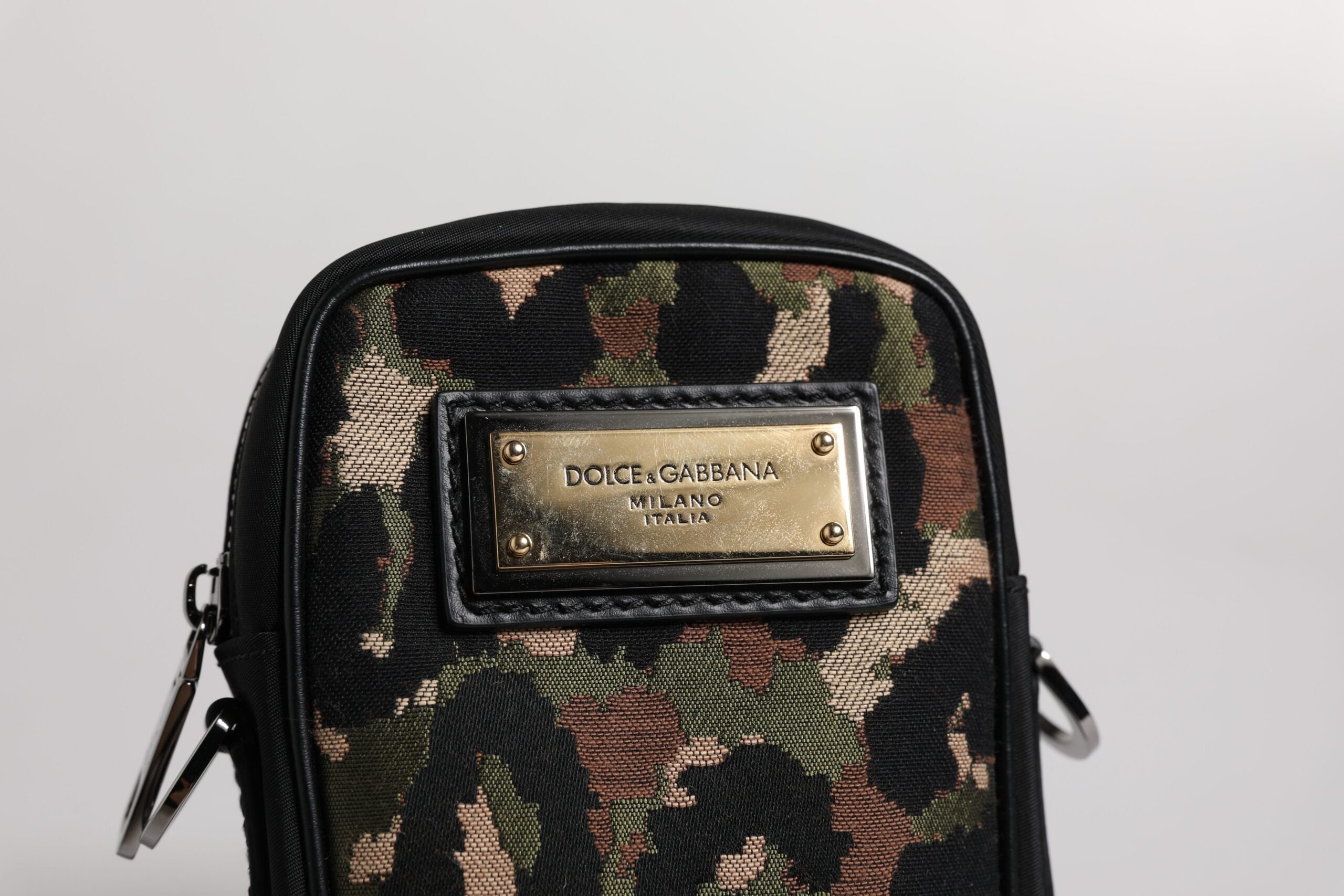 Dolce & Gabbana – Mehrfarbige Umhängetasche aus Jacquard mit Leopardenmuster und Logo-Schild