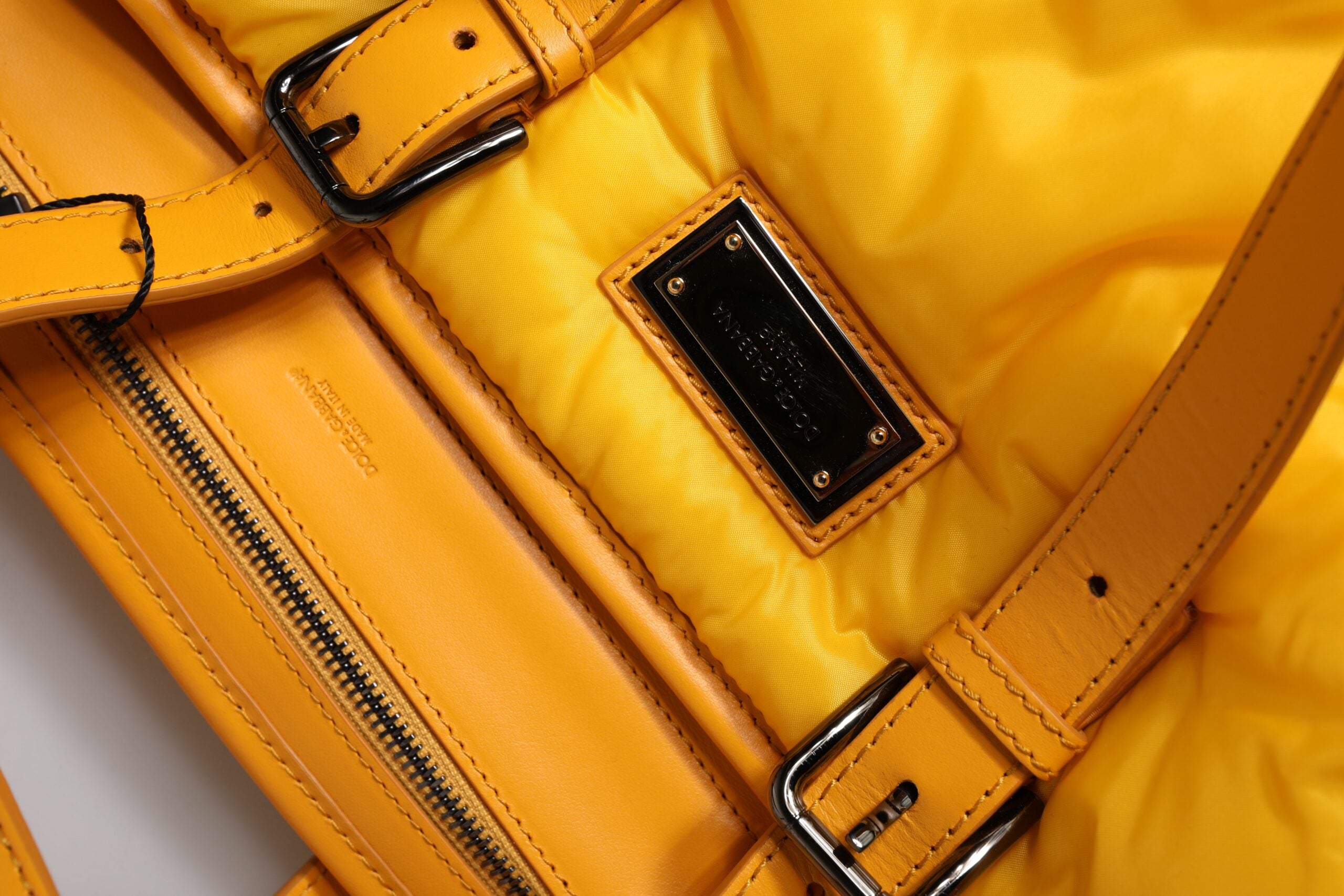 Dolce & Gabbana – Gelb-orangefarbene Reisetasche aus Nylon mit Logo-Plakette