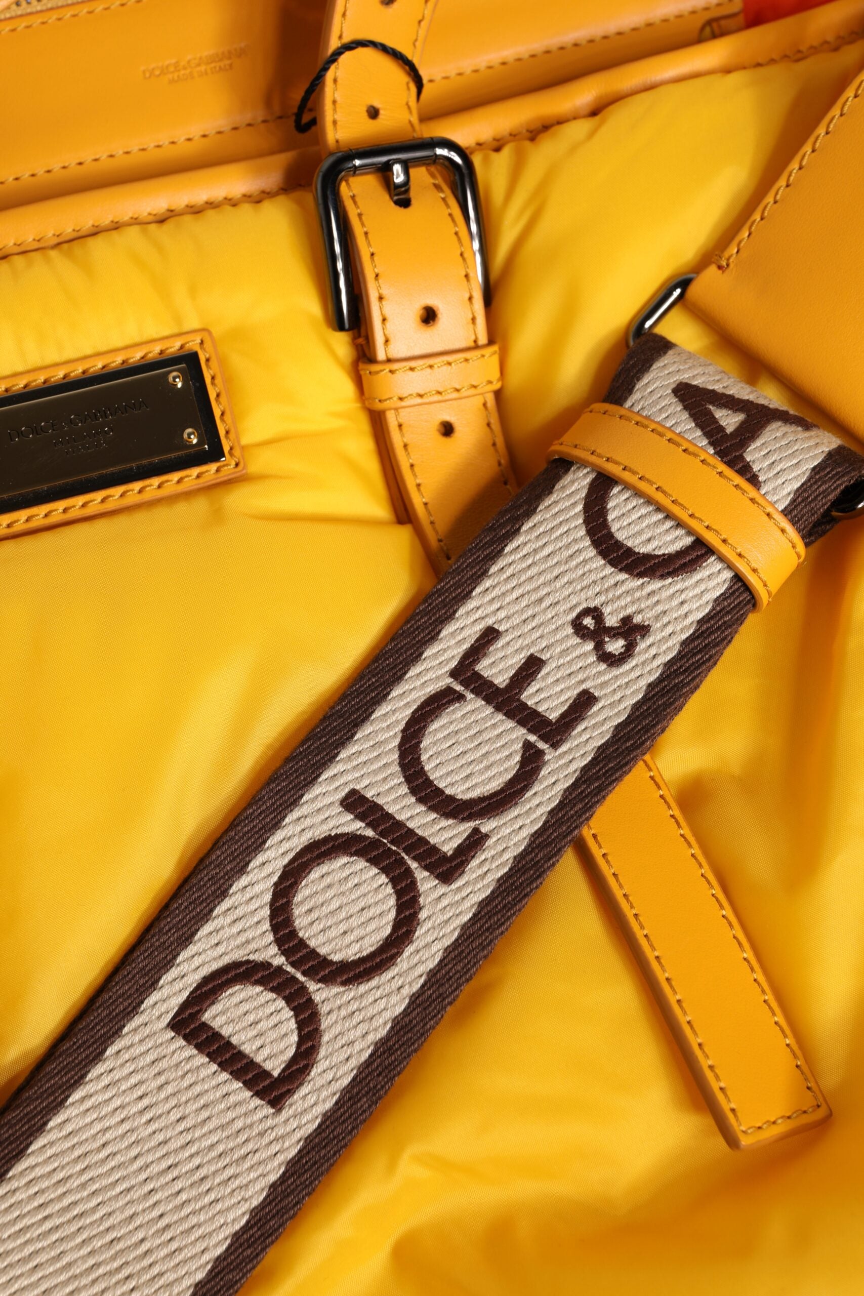 Dolce & Gabbana – Gelb-orangefarbene Reisetasche aus Nylon mit Logo-Plakette