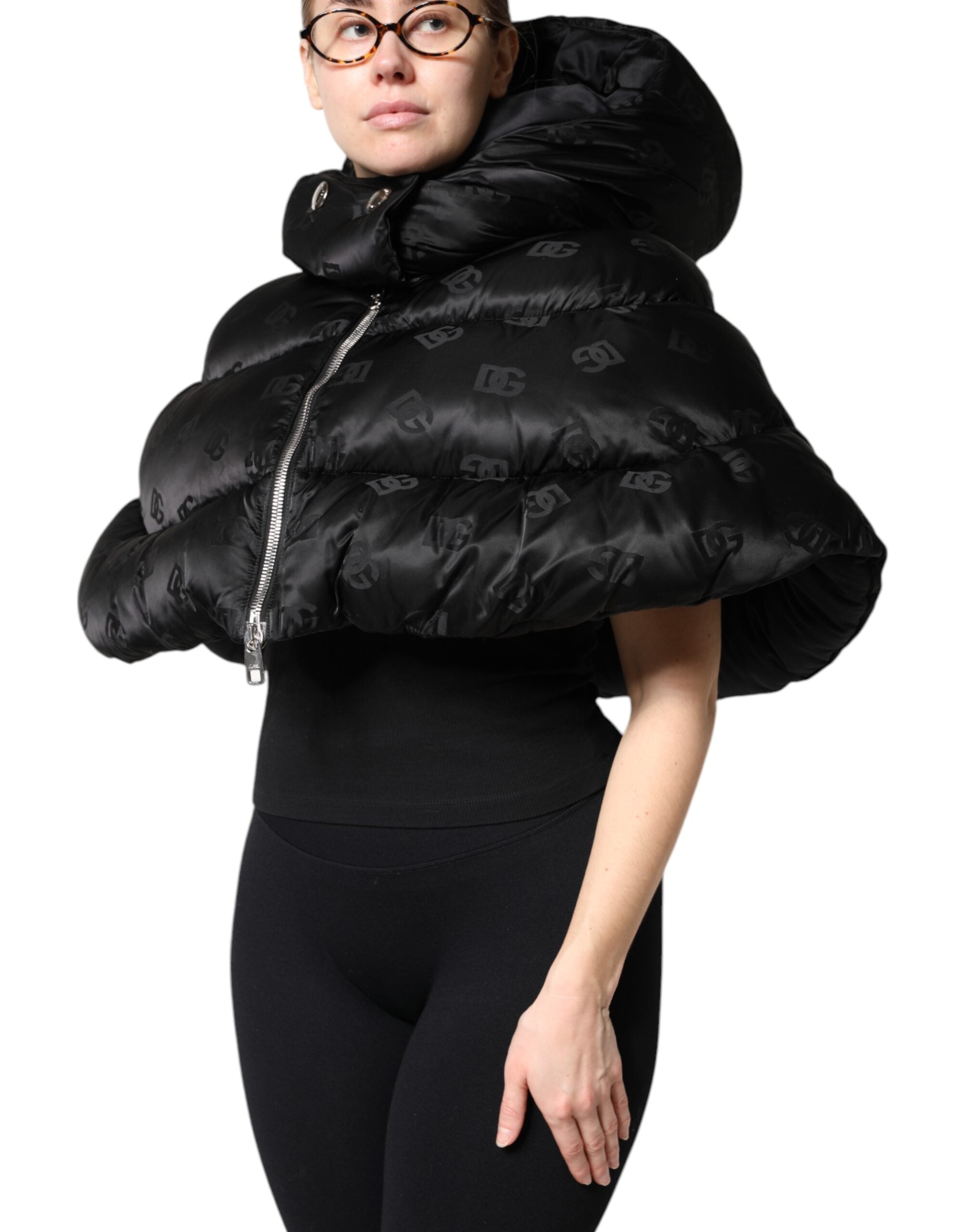 Dolce & Gabbana – Kurze, wattierte Pufferjacke mit Kapuze und durchgehendem Reißverschluss in Schwarz