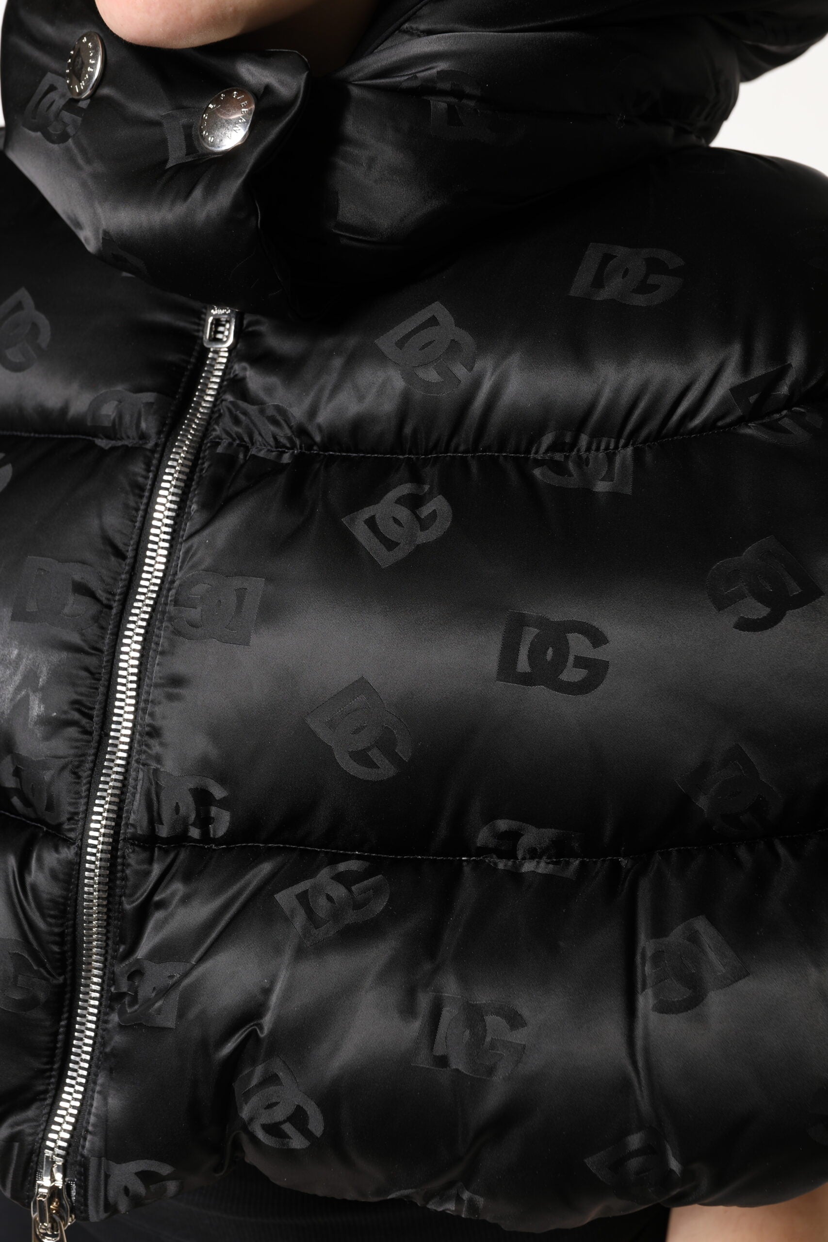 Dolce & Gabbana – Kurze, wattierte Pufferjacke mit Kapuze und durchgehendem Reißverschluss in Schwarz