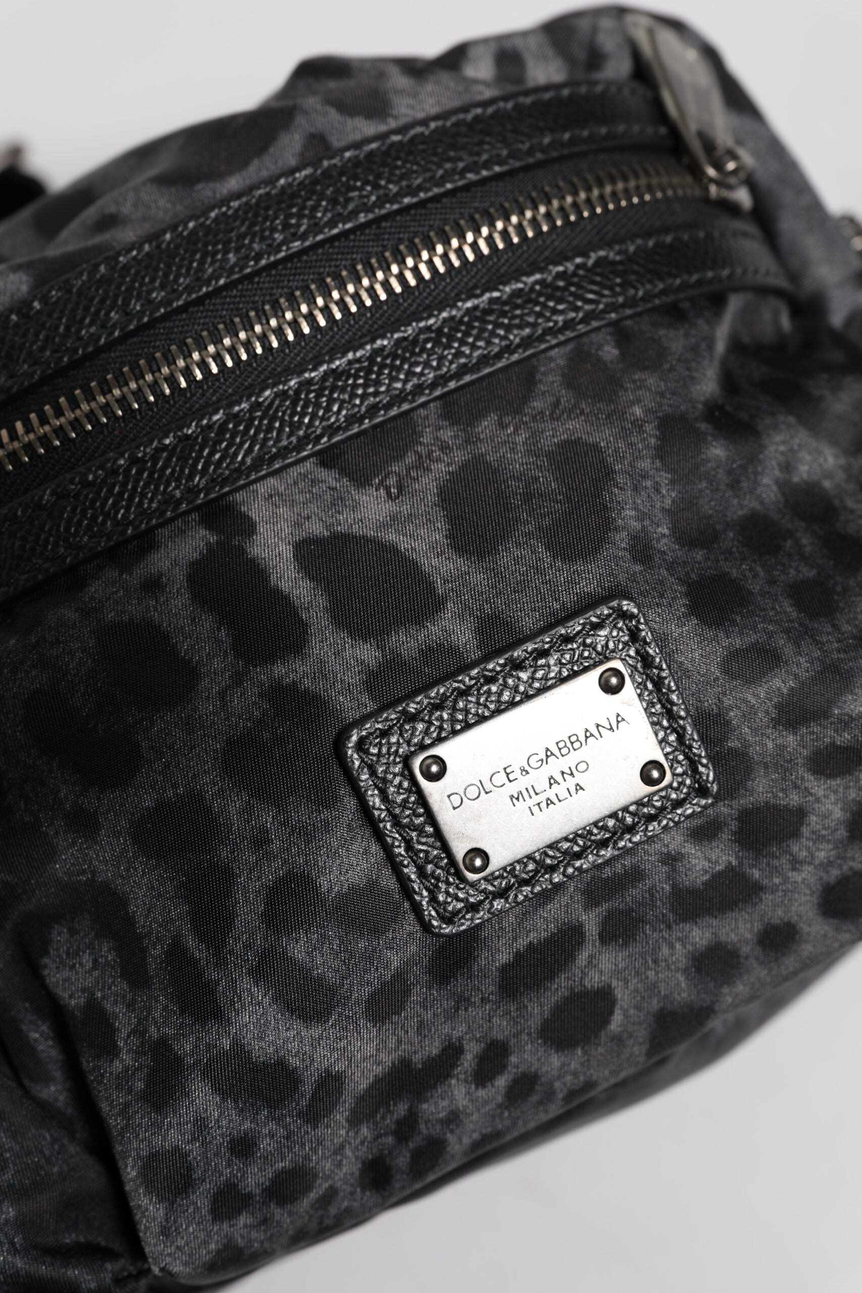 Dolce & Gabbana – Gürteltasche mit DG-Logo und Leopardenmuster in Schwarz und Grau
