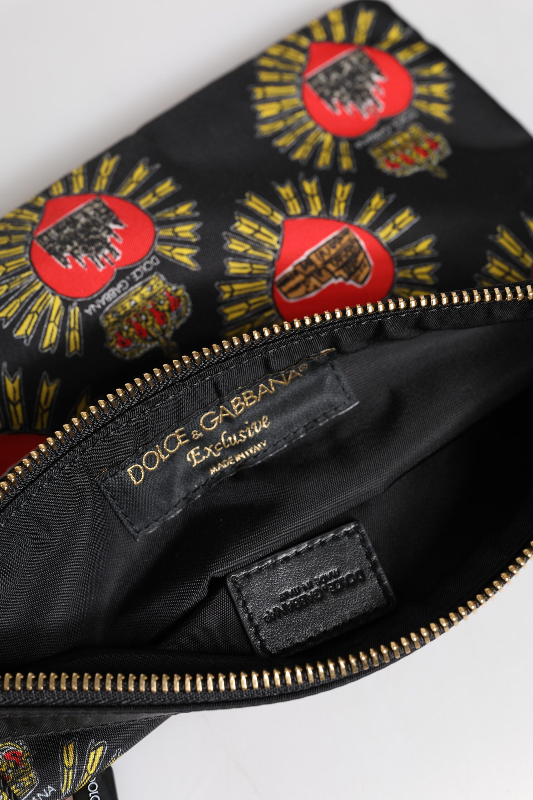 Dolce & Gabbana – Clutch aus schwarzem und rotem Nylon mit Herzmotiv