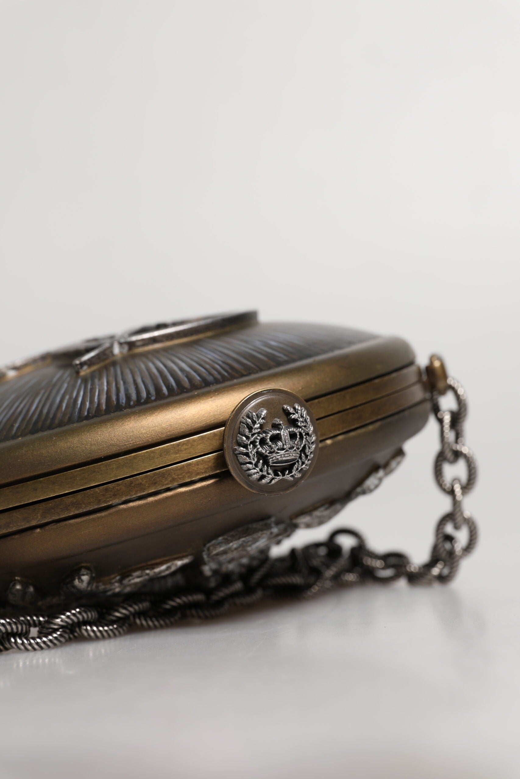 Dolce & Gabbana – Clutch mit DG-Krone aus goldenem Messing und Metall