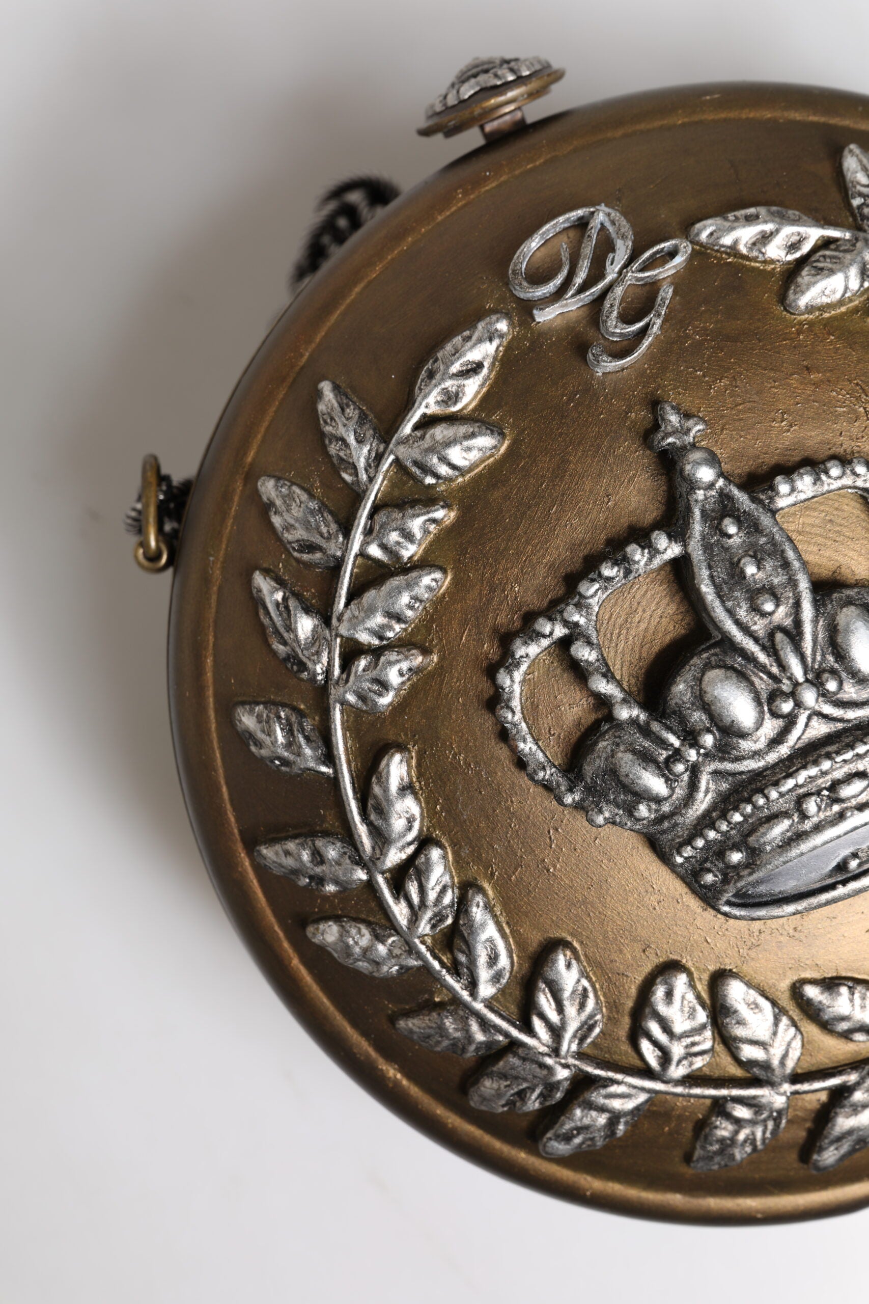 Dolce & Gabbana – Clutch mit DG-Krone aus goldenem Messing und Metall
