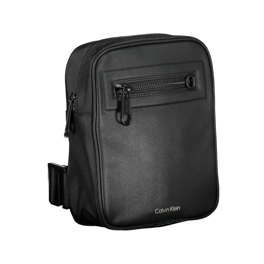 Calvin Klein – Elegante schwarze Umhängetasche mit kontrastierenden Details