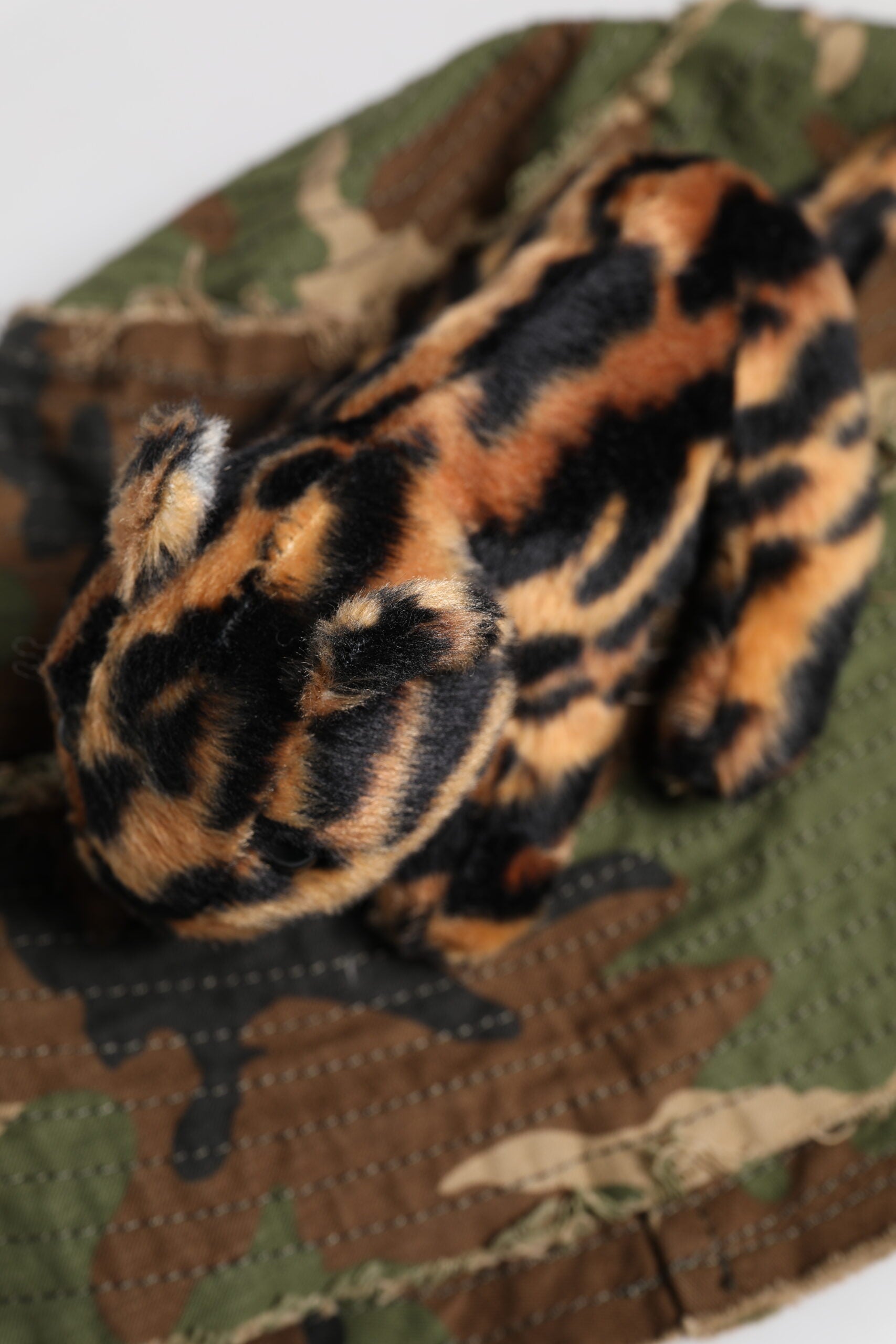 Dolce & Gabbana – Mehrfarbiger Fischerhut mit breiter Krempe und Leopardenverzierung