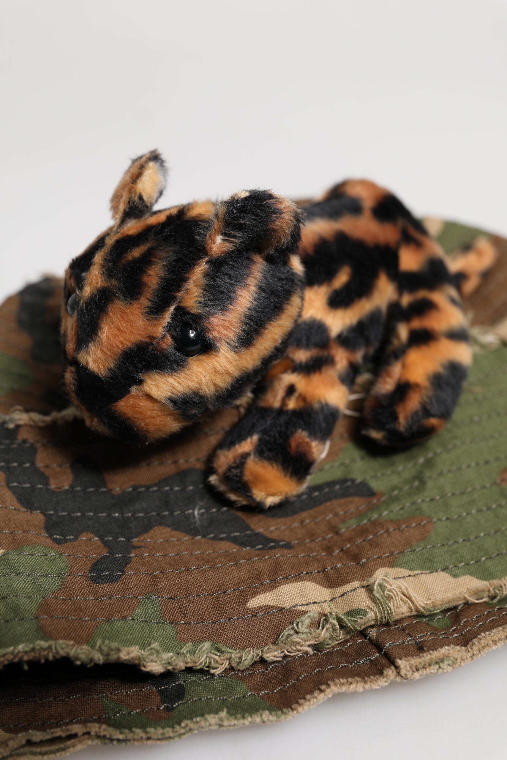 Dolce & Gabbana – Mehrfarbiger Fischerhut mit breiter Krempe und Leopardenverzierung