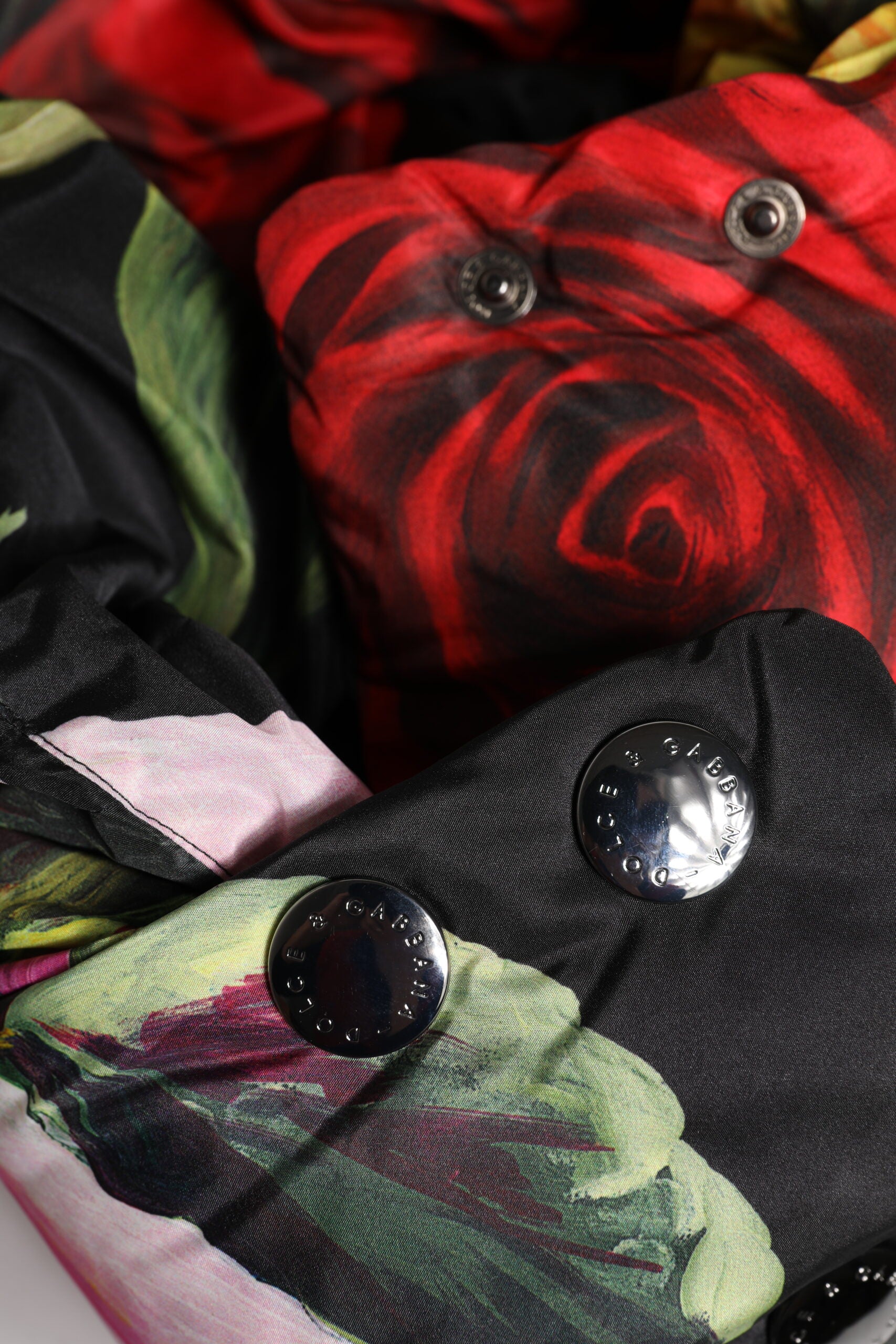 Pălărie Dolce & Gabbana neagră cu imprimeu floral pe tot capul