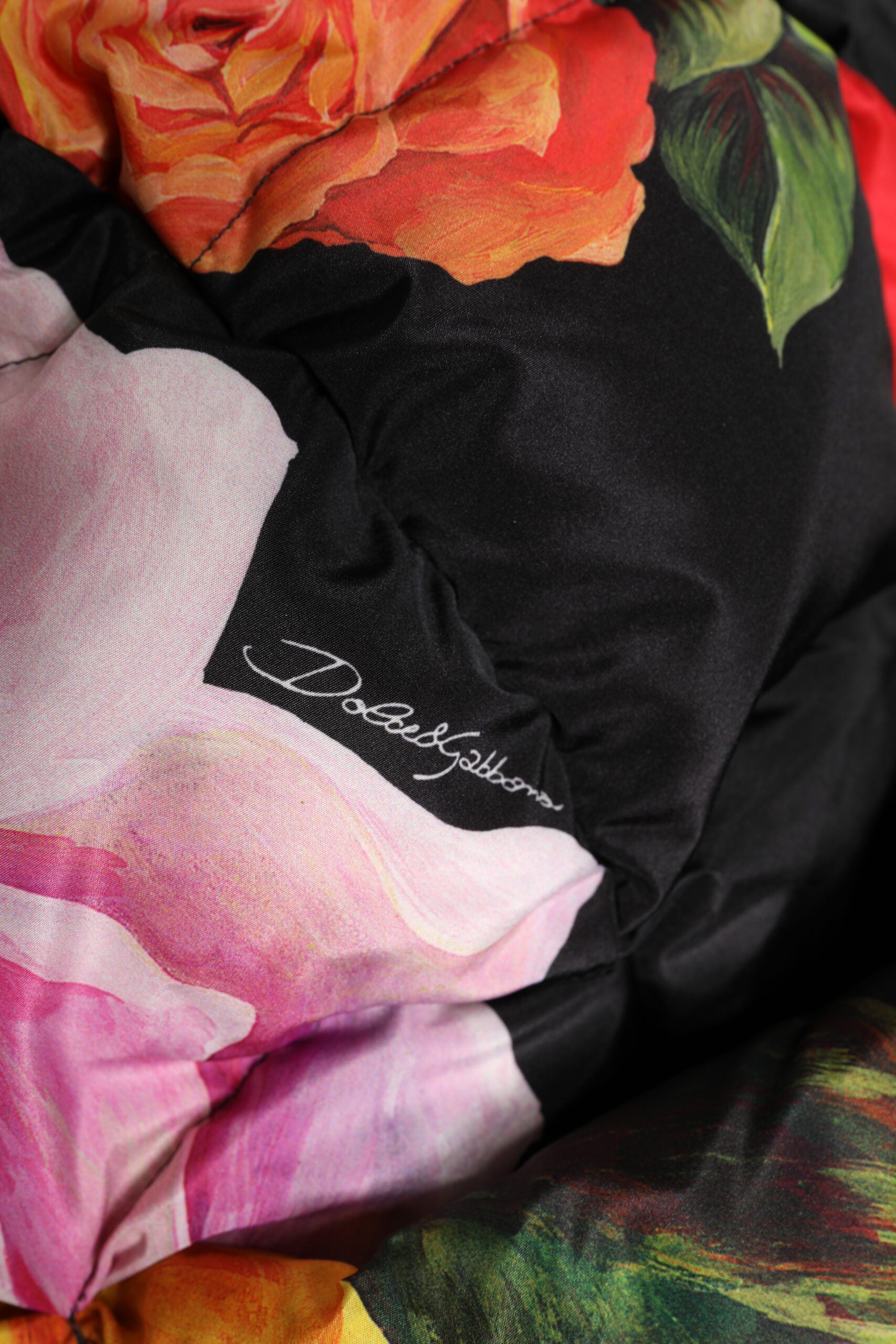 Pălărie Dolce & Gabbana neagră cu imprimeu floral pe tot capul