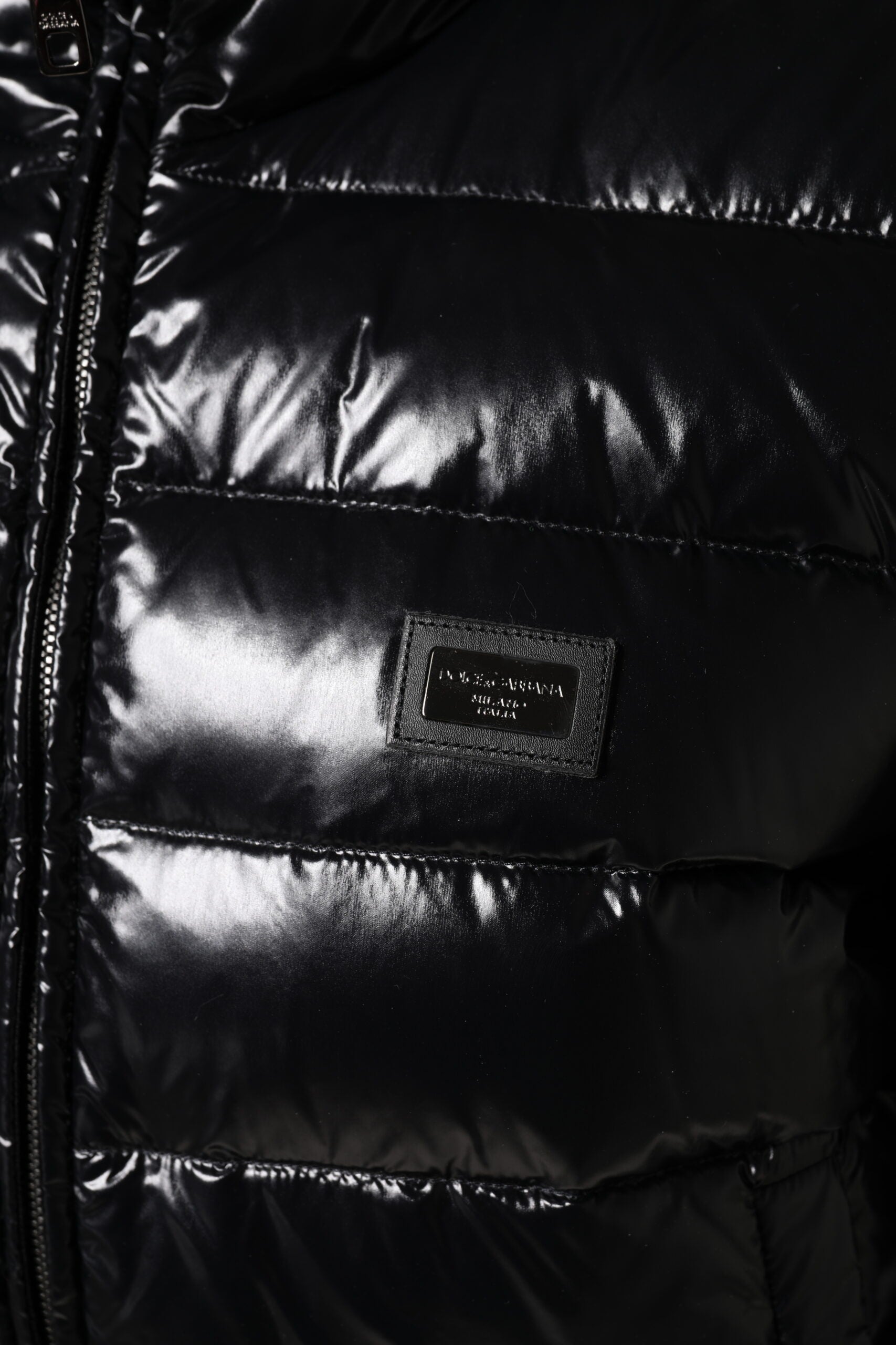 Dolce & Gabbana – Pufferjacke mit durchgehendem Reißverschluss und schwarzem Logo-Schild