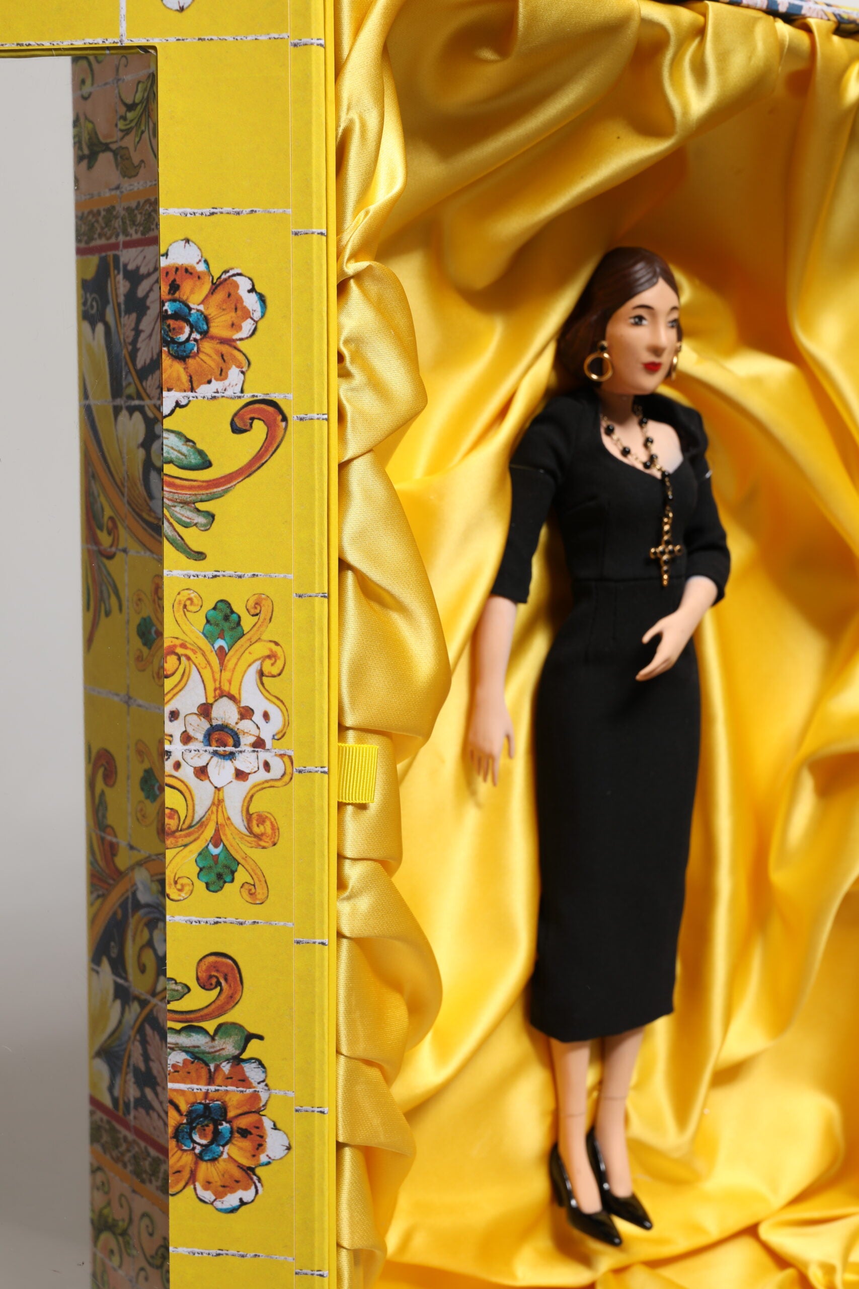 Rochie neagră Dolce & Gabbana din ceramică, porțelan, modă, piele, păpuși Sicily