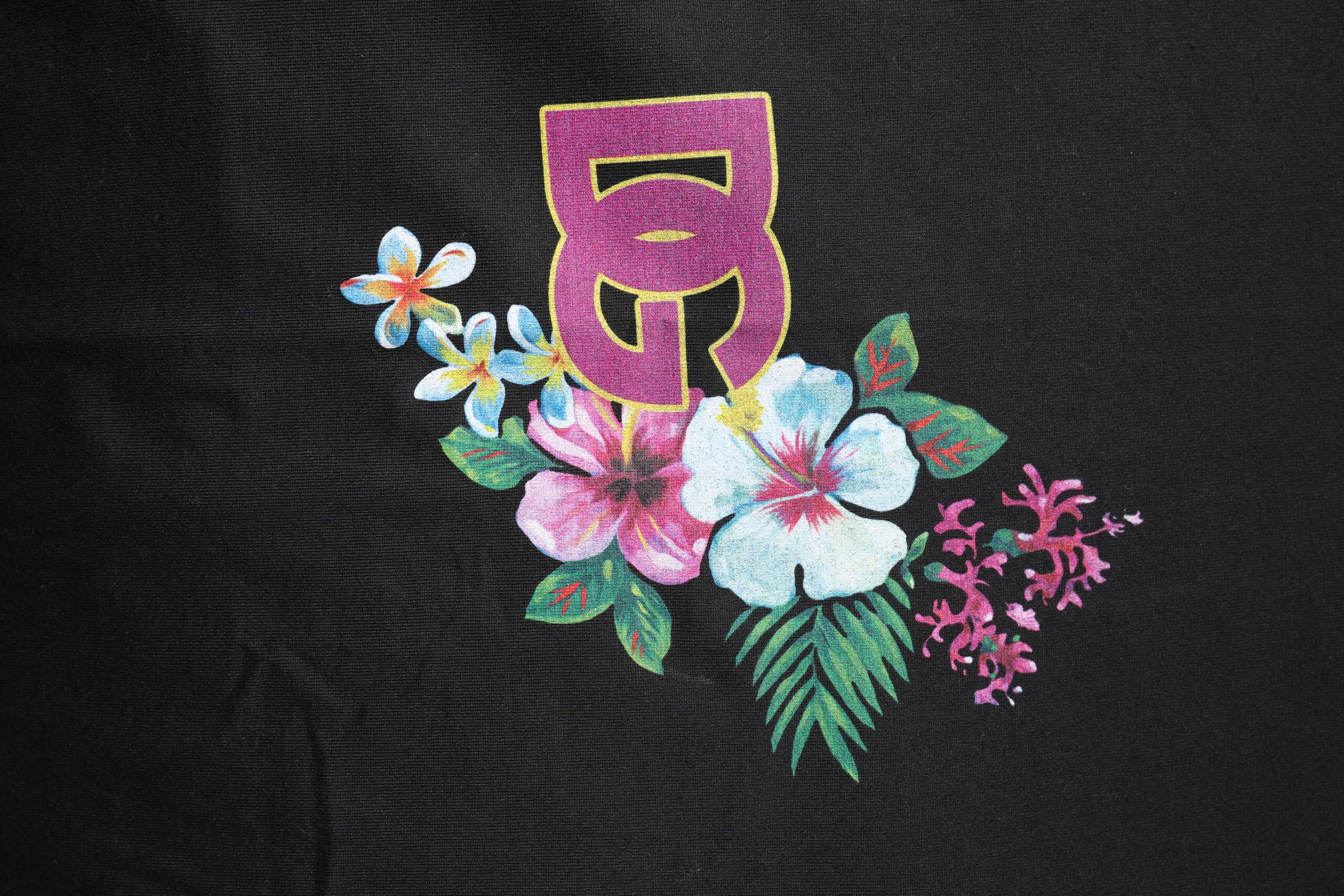 Dolce & Gabbana – Schwarzes T-Shirt mit Rundhalsausschnitt und Blumenmuster „DG“