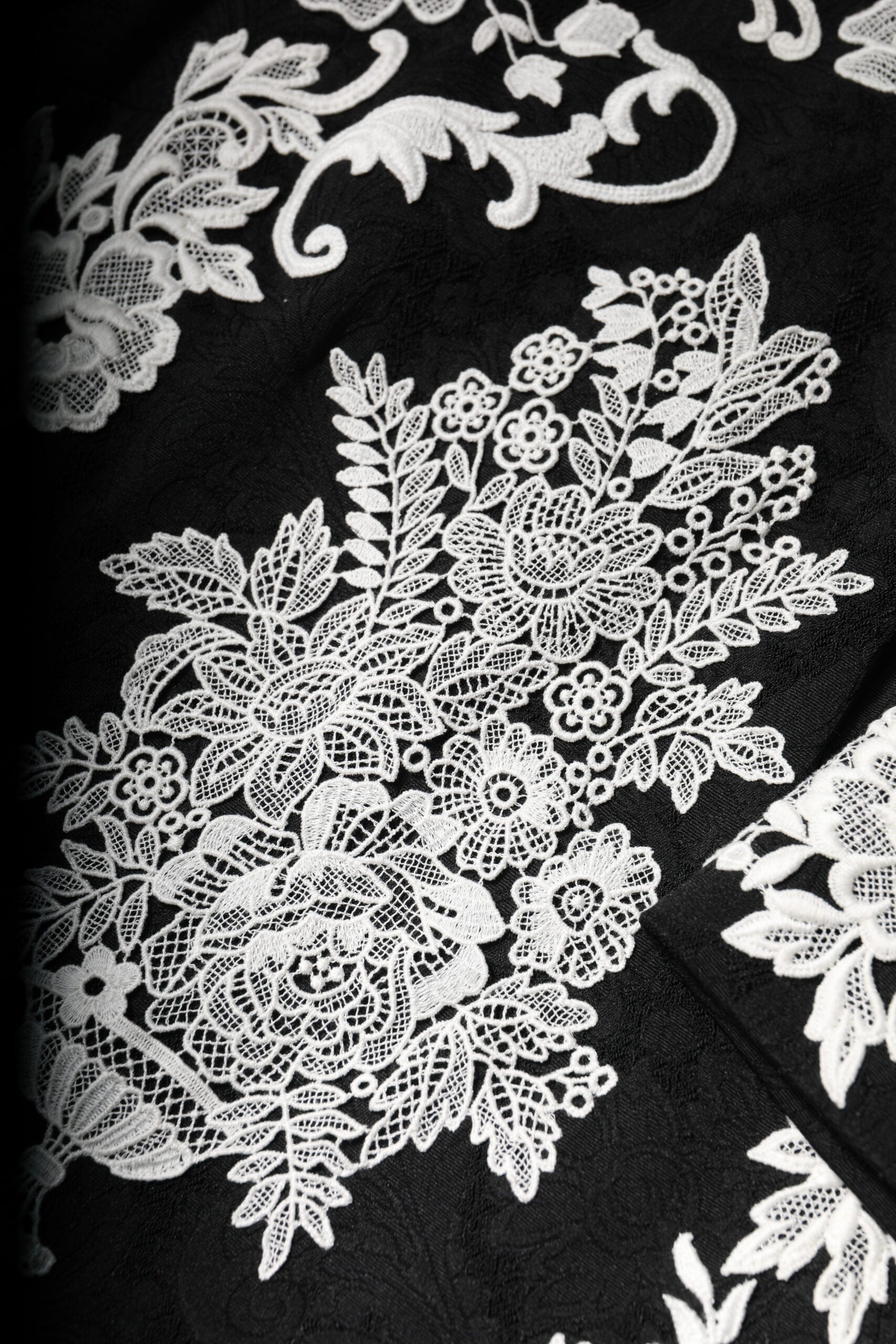 Rochie mini Dolce & Gabbana neagră cu mâneci scurte și dantelă florală