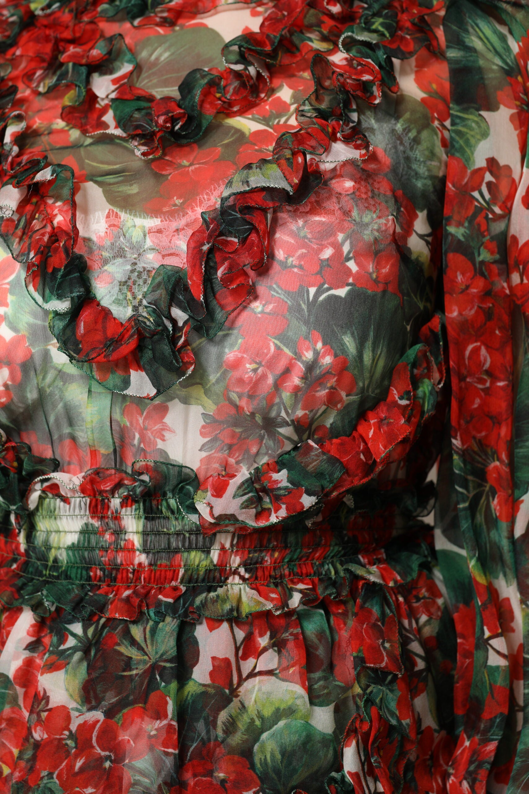 Dolce & Gabbana – Mehrfarbiges Kleid mit Rüschen und Blumenmuster und langen Ärmeln