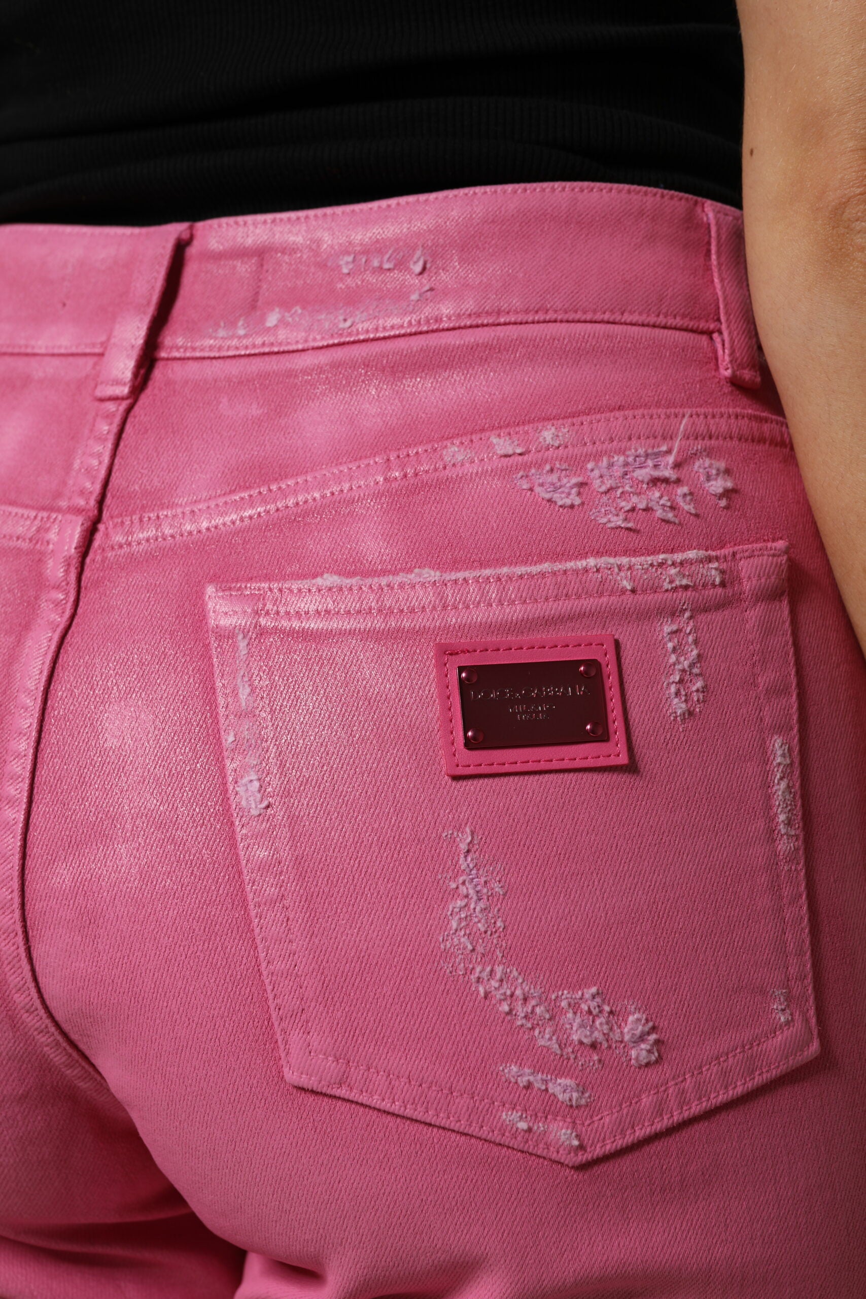 Dolce & Gabbana – Zerfetzte, konisch zulaufende Jeans aus Denim mit mittlerer Taille in Rosa