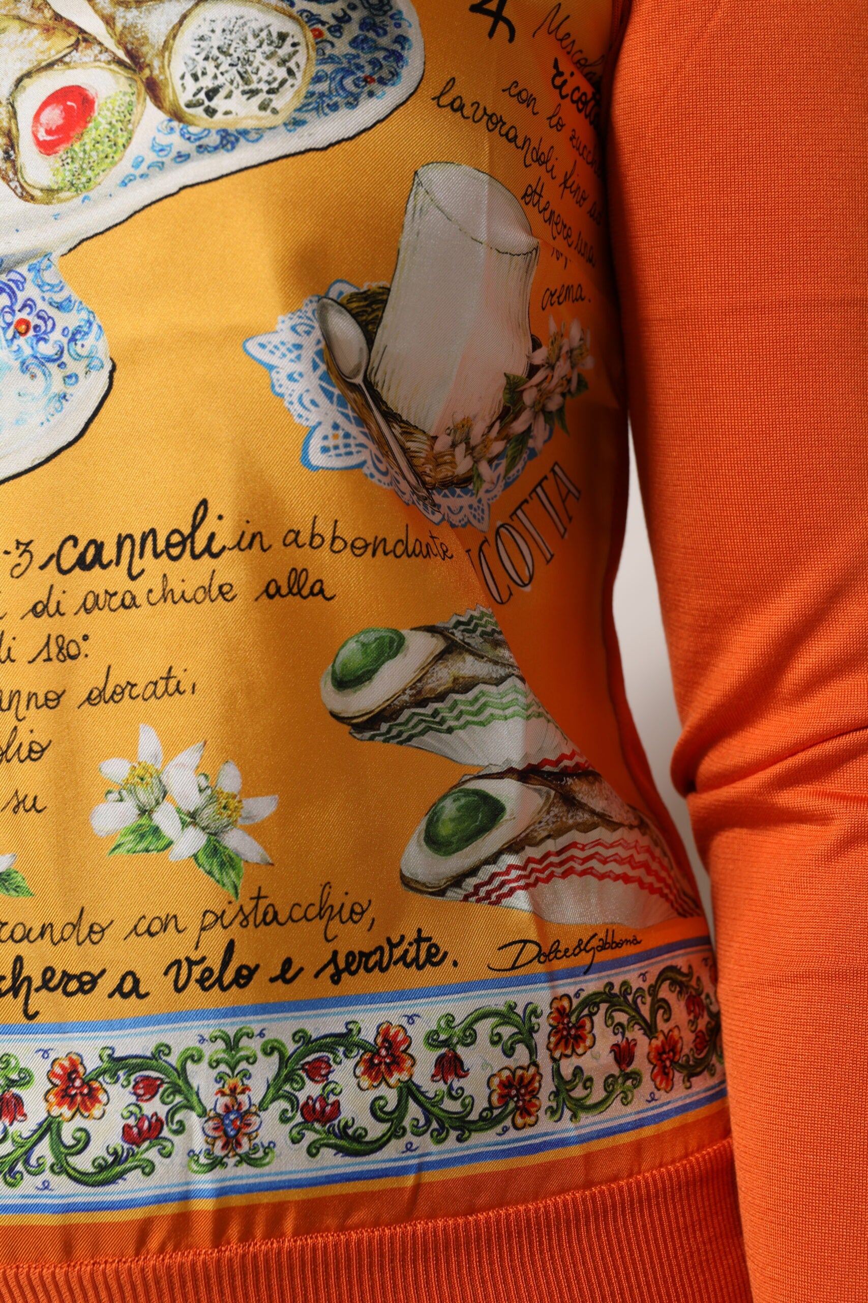 Dolce & Gabbana – Oranges Cannoli-Top aus sizilianischer Seide mit Rundhalsausschnitt