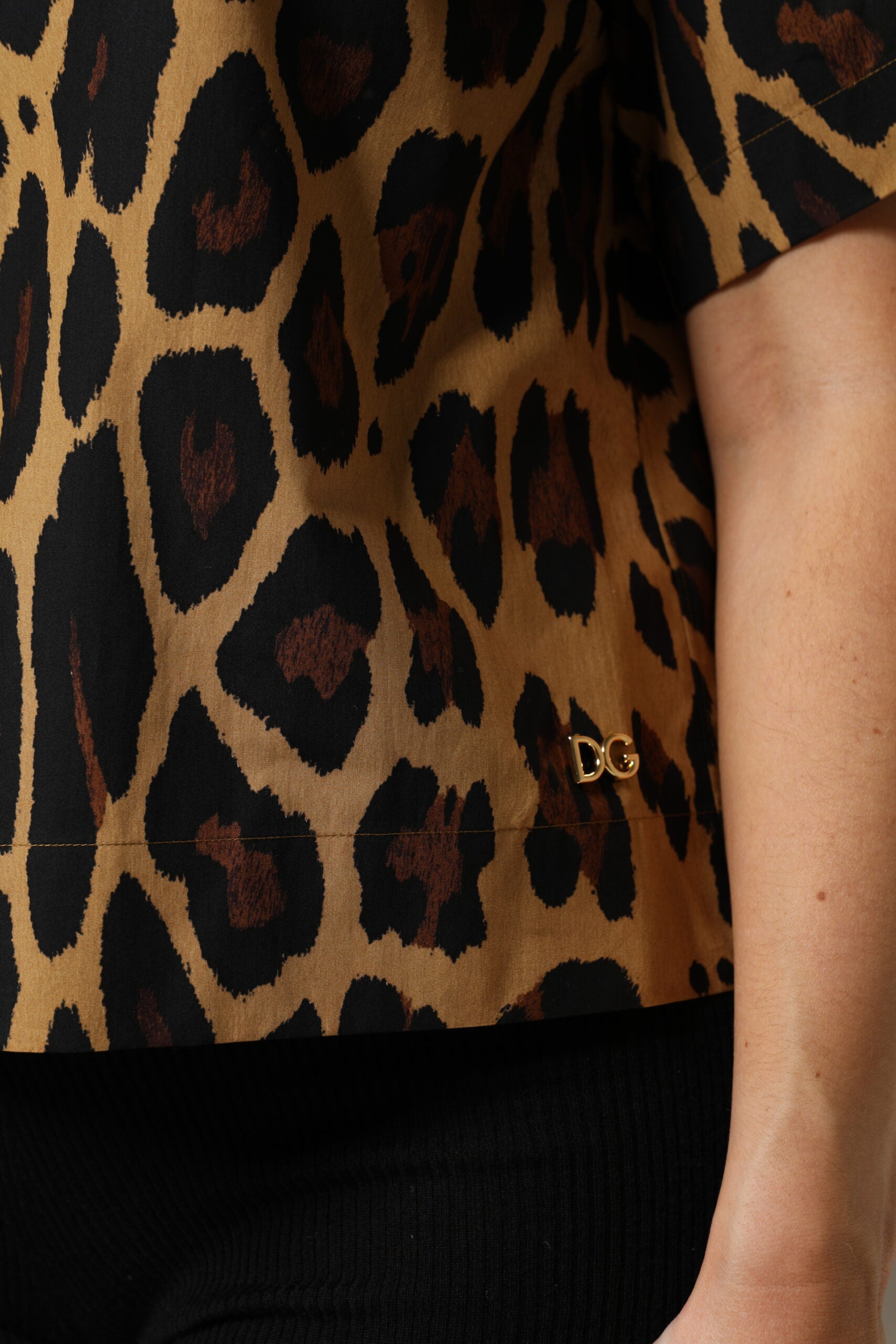 Dolce & Gabbana – Braunes Poloshirt mit Leopardenmuster und Kragen, kurzärmlig