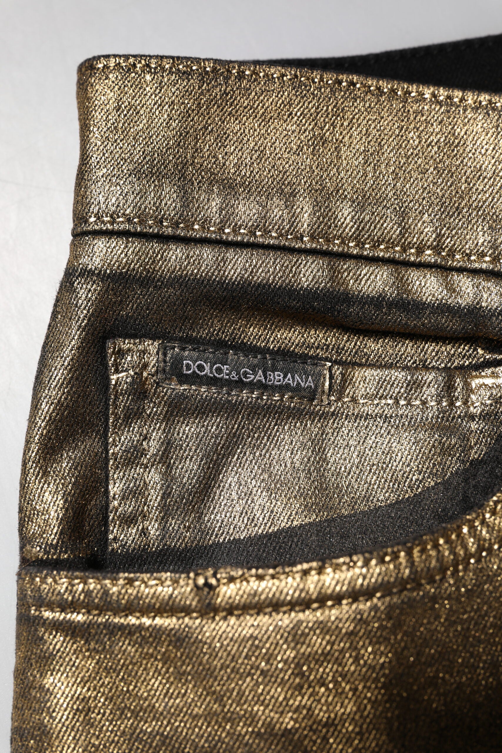 Blugi Dolce & Gabbana din denim slim elastic, cu imprimeu auriu și imprimeu zdrențuit
